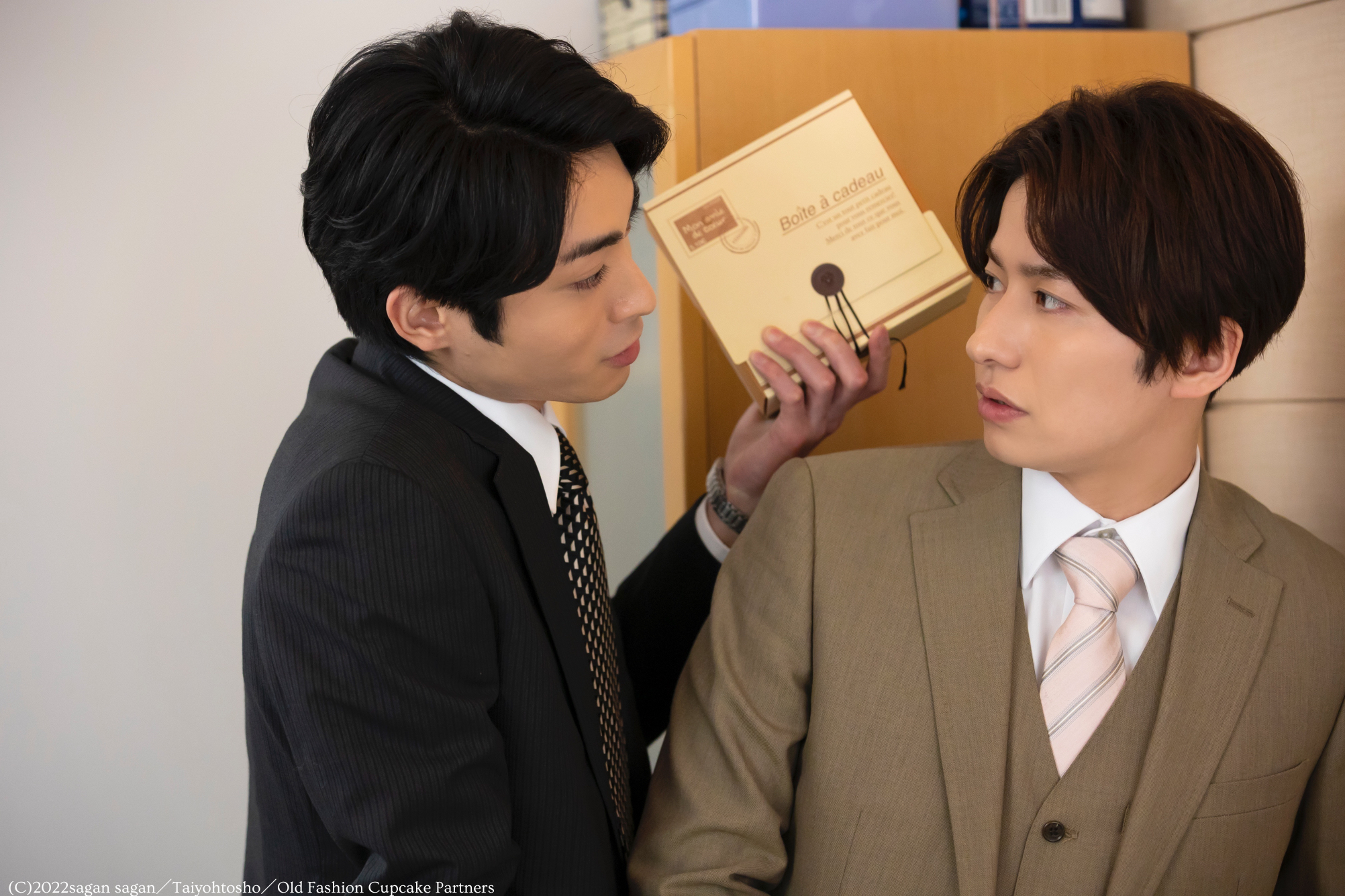 武田航平（右）飾演優雅上司野末，面對後輩外川（木村達成飾，左）的直球邀約無法拒絕。（CATCHPLAY+提供）