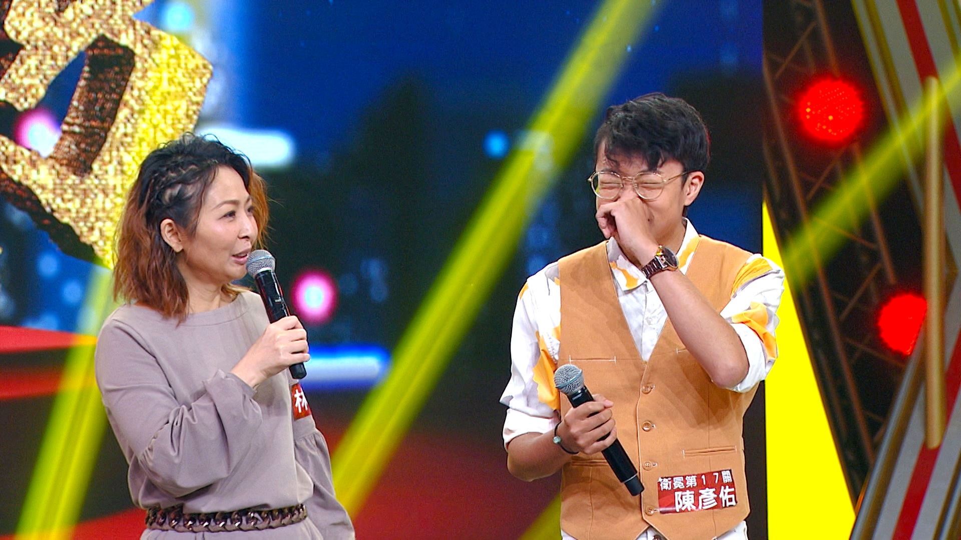 林曉培(左)上三立《超級紅人榜》挑戰台語魔王。(三立提供)