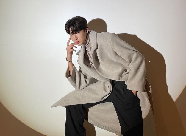 身高193公分的金雲，單眼皮加上高挑歐巴身材，超適合演繹吸血鬼。（翻攝自金雲IG）