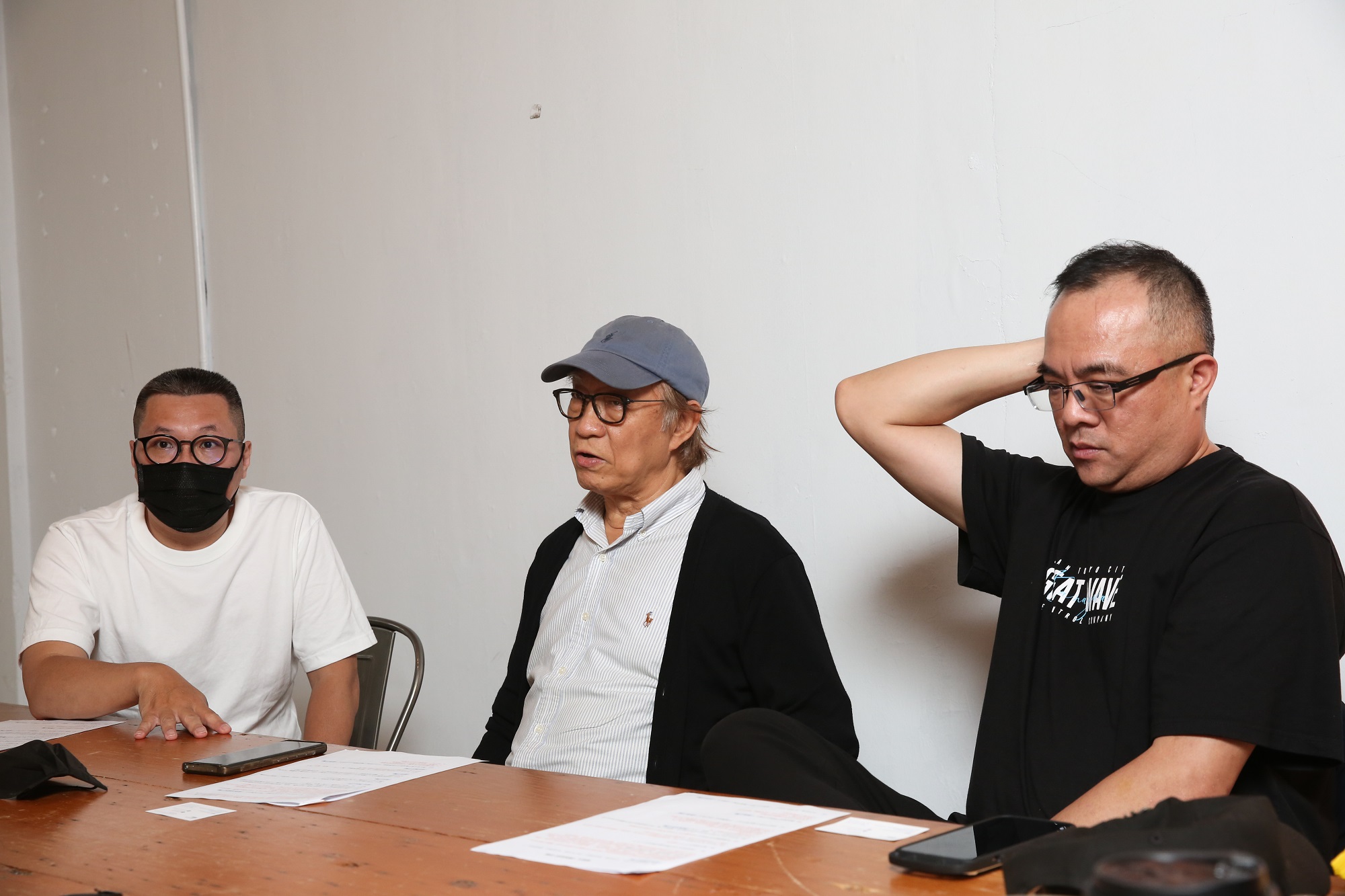 製作人潘俊豪(右至左)、監製廖慶松與後期監製李志清,組成《極島森林》幕後團隊。
