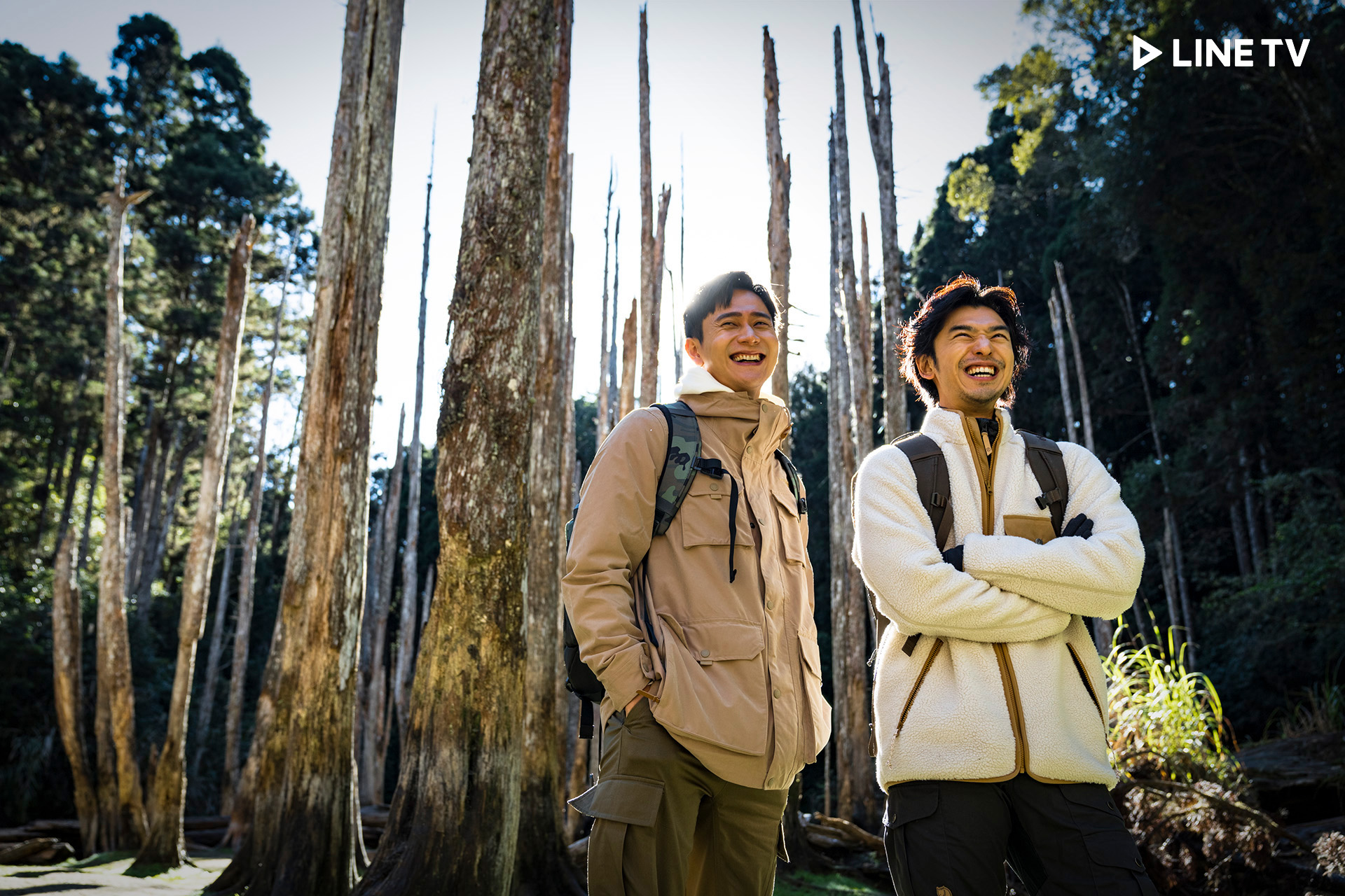 劉冠廷(左)、陳柏霖(右)受南投「忘憂森林」特殊景觀所震撼。(LINE TV提供)