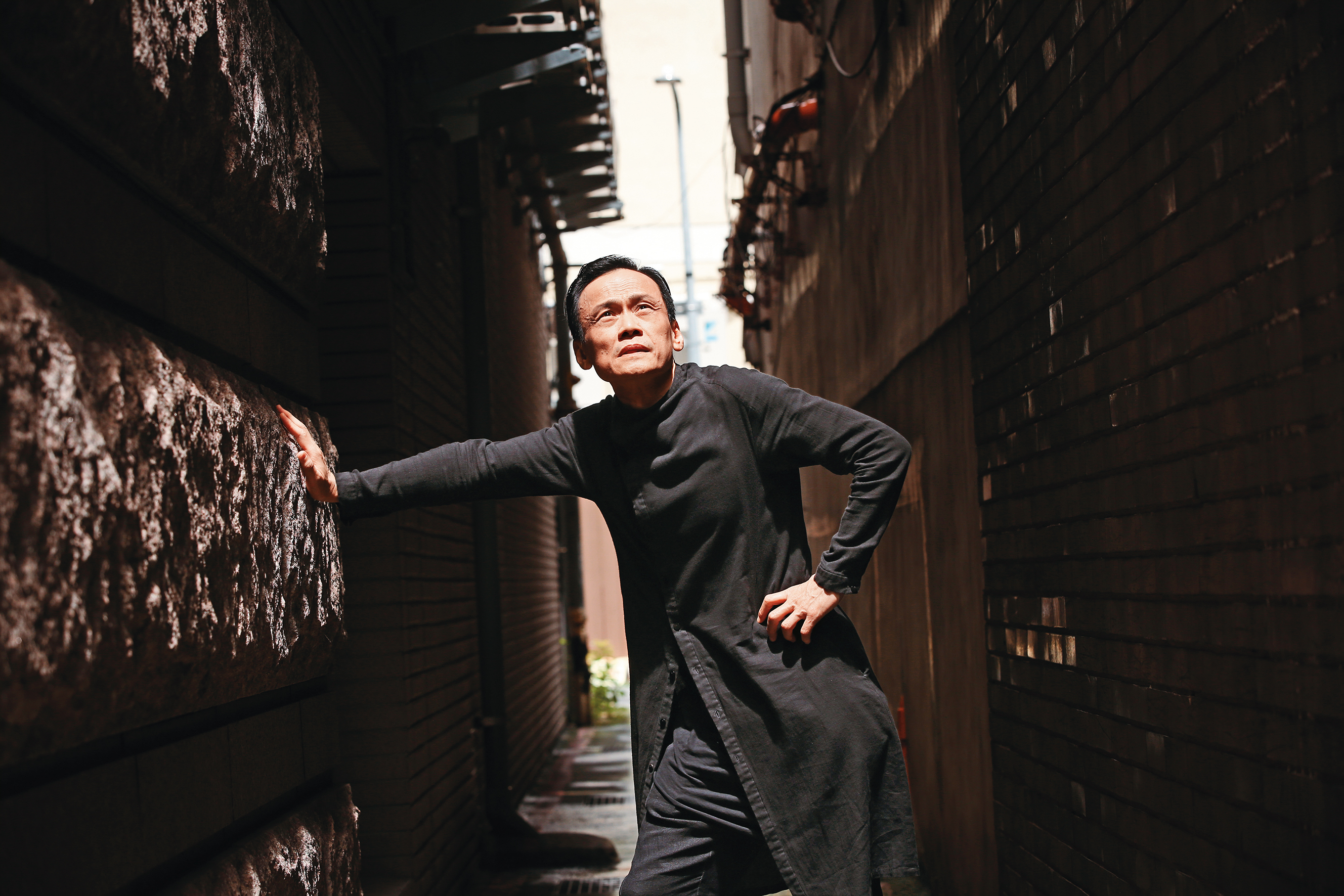 陳以文從導演轉回表演之路，擁有令人捉摸不透的銀幕特質，商業與藝術作品通吃，他期許自己永遠創新、給自己障礙並突破。