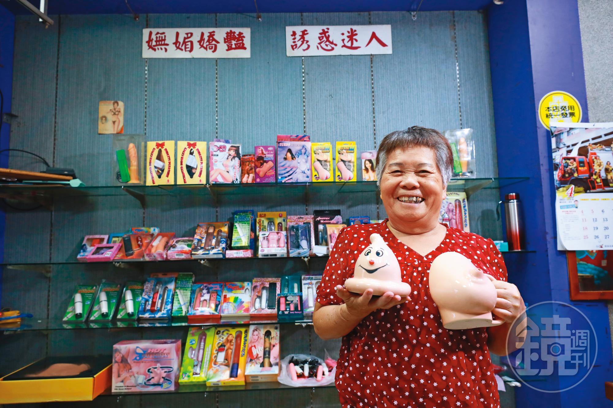 去年5月,我們到林秀英即將歇業的情趣用品店採訪。她樂於介紹身後繽紛的情趣玩具。(資料照)