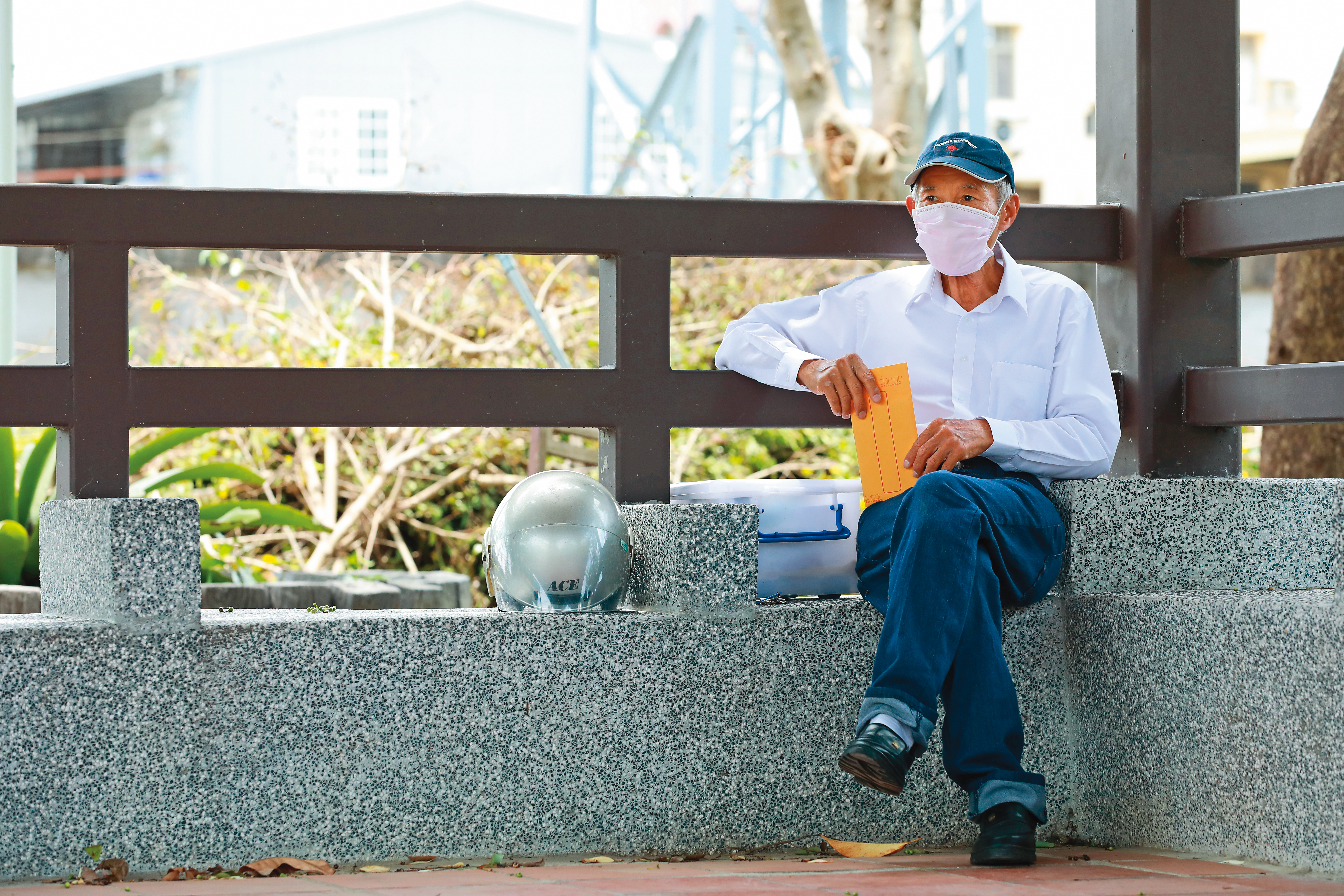 謝天福拿出信封，上面詳細記載著每位乾女兒認養和離開的日期。 