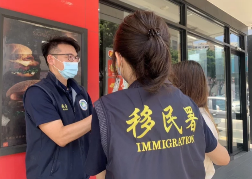 一名失聯女移工昨（23）日到麥當勞買早餐，被路過的內政部移民署中區事務大隊新竹市專勤隊幹員認出。（移民署提供）