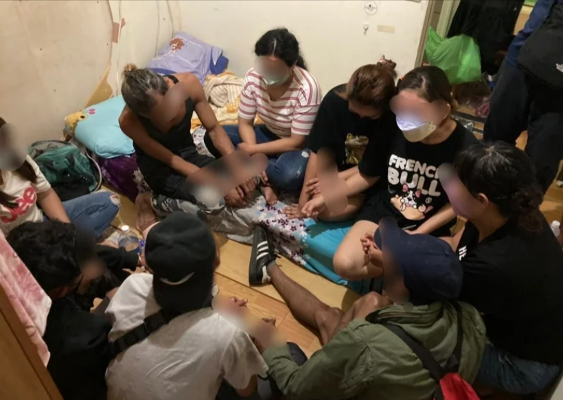 移民署幹員帶女移工返回新竹市東大路一段出租套房,意外查獲15名失聯移工。(移民署提供)