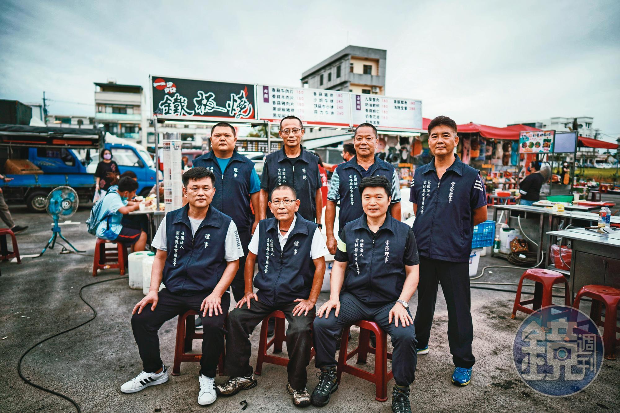 雲林夜市慈愛會的7位創始人,前排右起為賣火鍋的潘茂榮、賣鐵板燒的林治平、賣牛排的謝嘉郎;後排右起為擺彈珠台的蔡文堂、賣霜淇淋的陳金塗、夾娃娃機的陳鴻榮、賣日式雞肉串的楊富程。