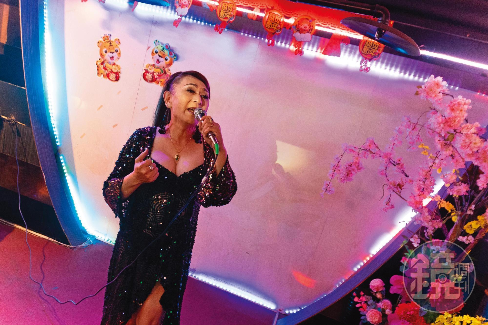 鍾玲的表演工作因疫情全面停擺,今年4月才在朋友幫忙下重新站上舞台。