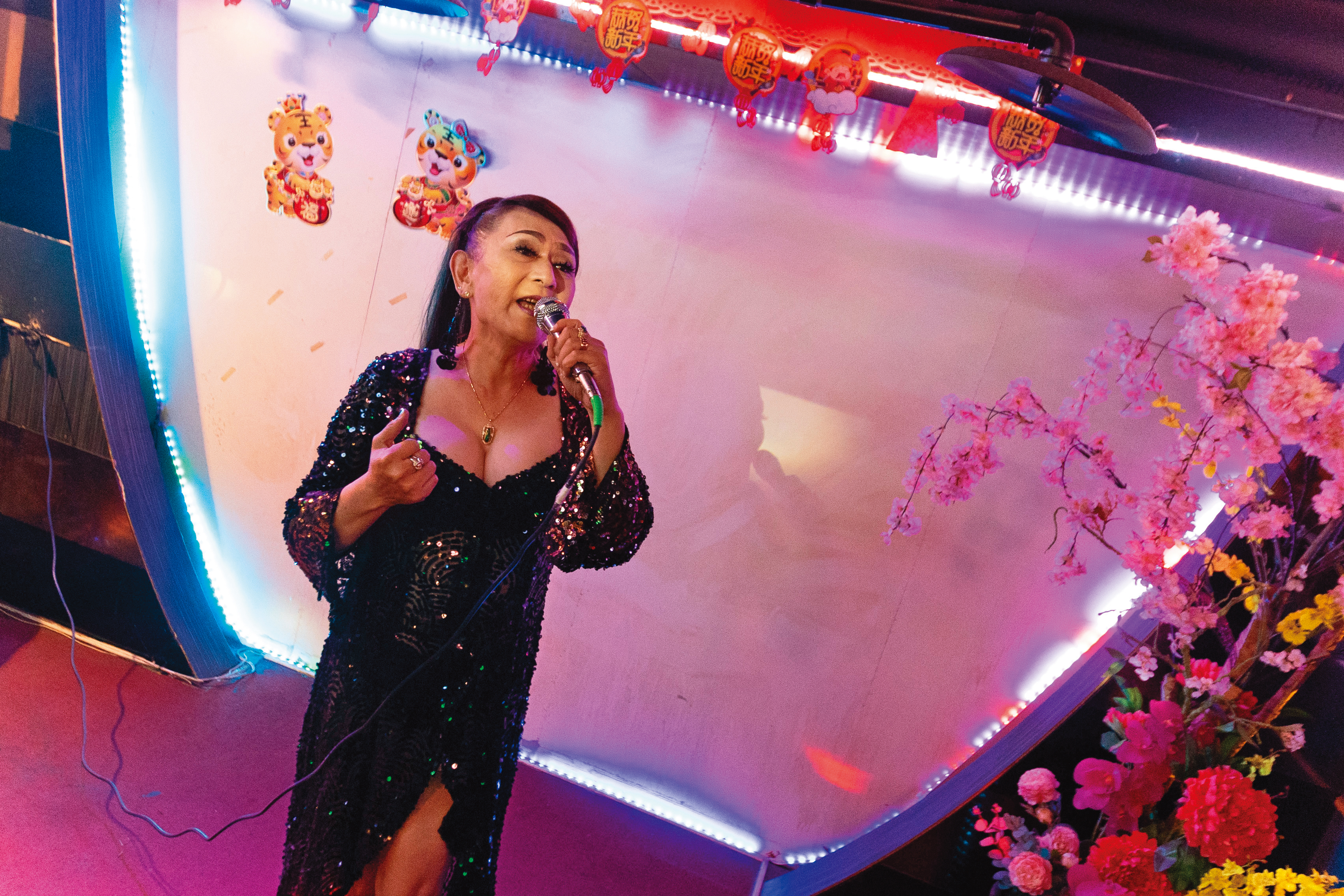 鍾玲的表演工作,因疫情全面停擺,今年4月才在朋友幫忙下,重新站上舞台。