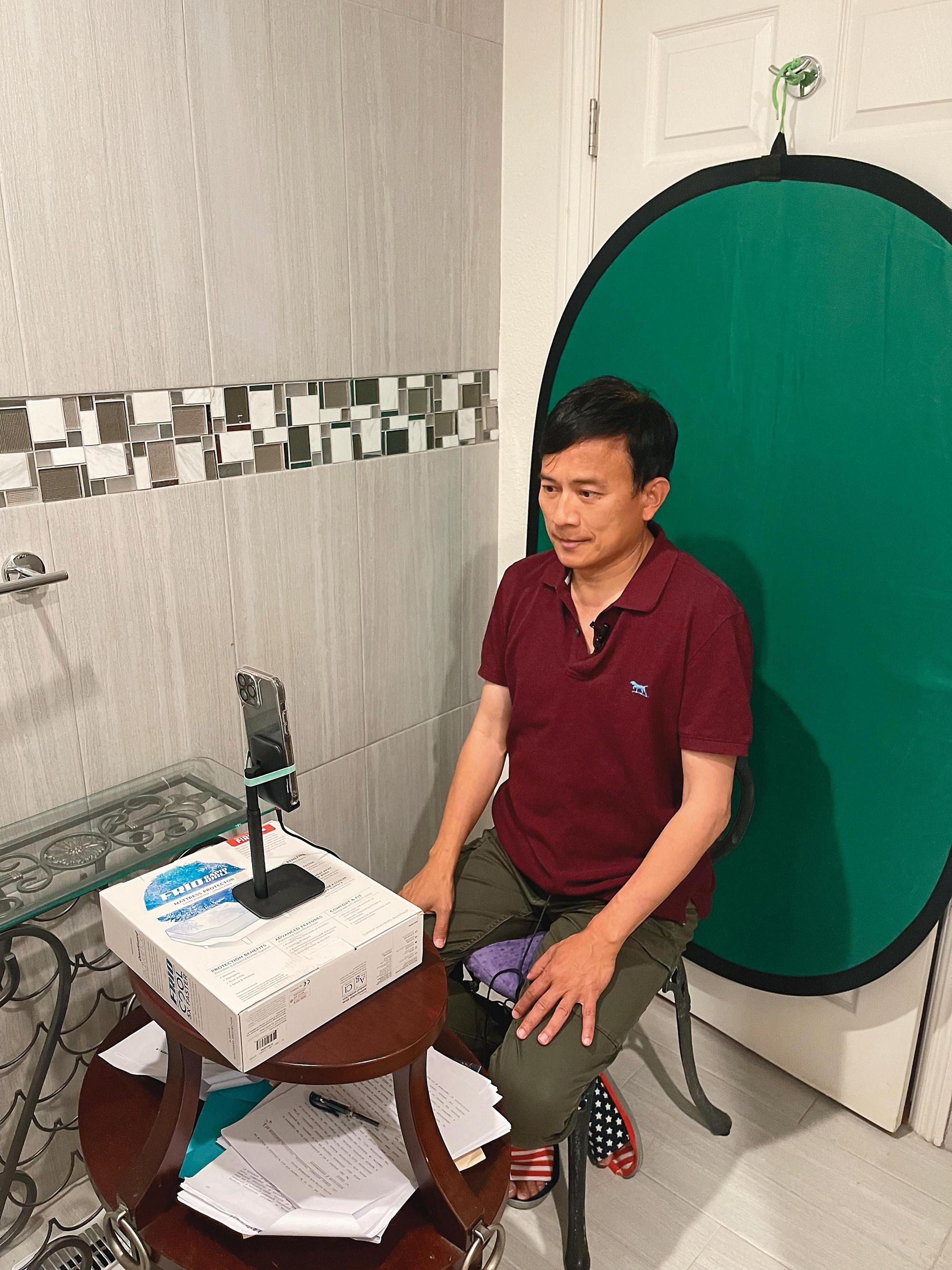 被通緝之後,彭文正稱他在美國1坪大的廁所創造YouTuber生計。(彭文正提供)
