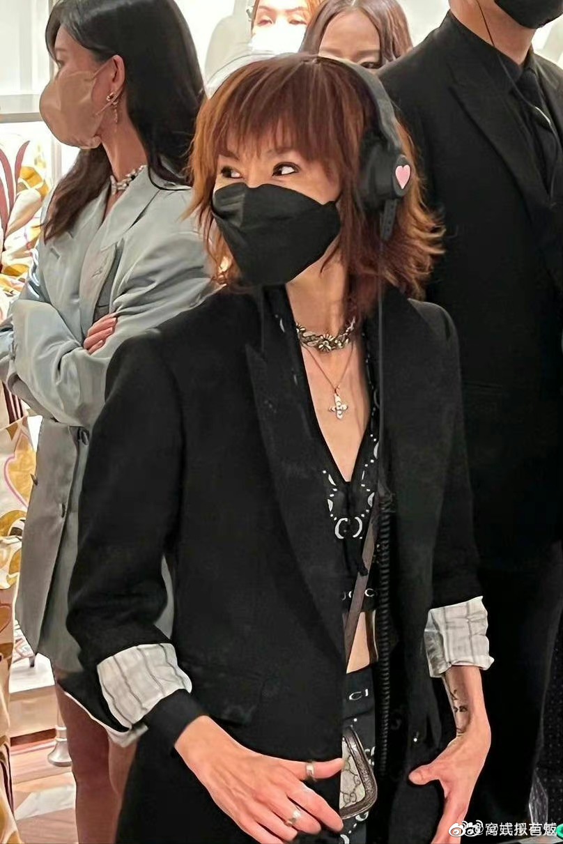為精品活動當DJ打碟,張曼玉對她的「音樂人」身分很滿意。(微博圖片)