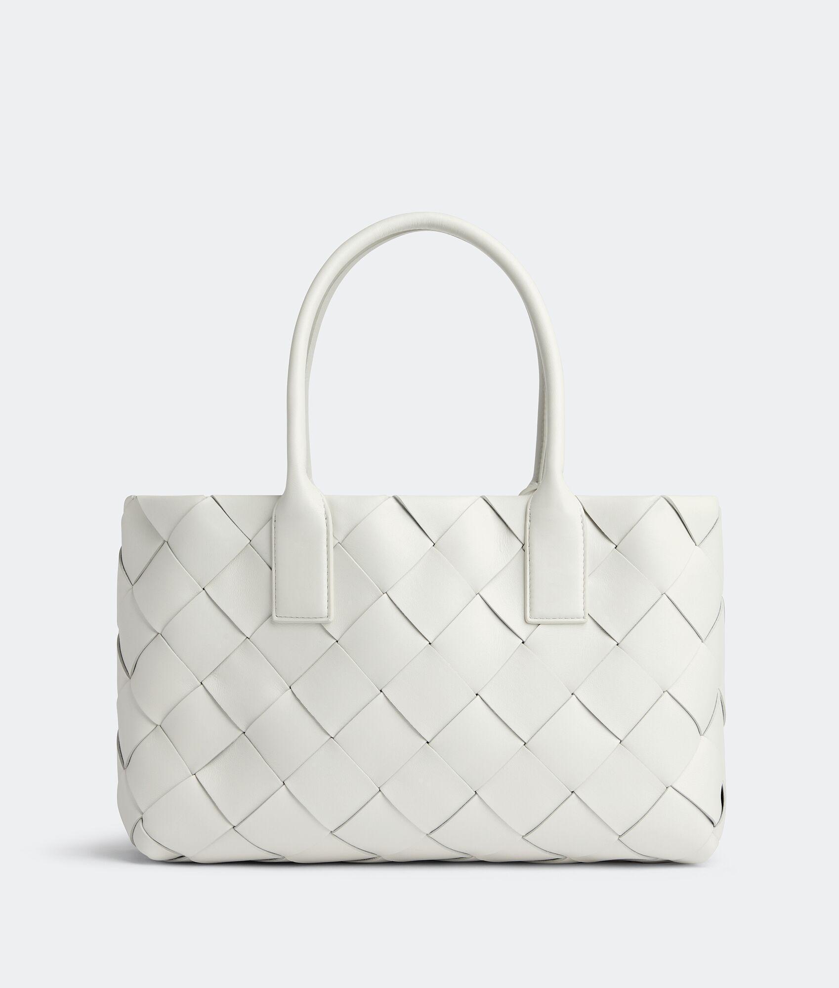 CABAT 經典白編織手提包 $143,300 Bottega Veneta。(Bottega Veneta提供)