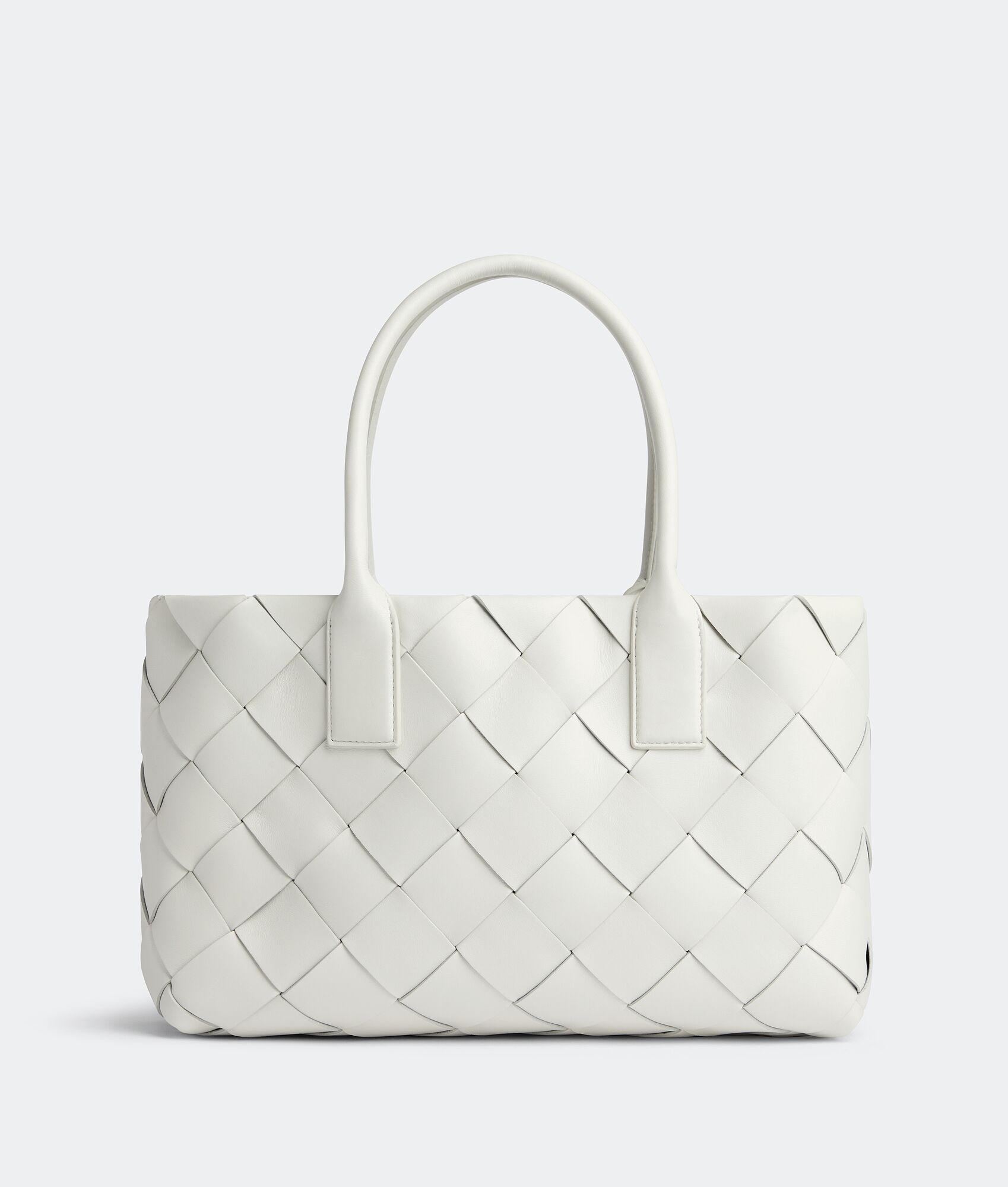 CABAT 經典白編織手提包 $143,300 Bottega Veneta。（Bottega Veneta提供）