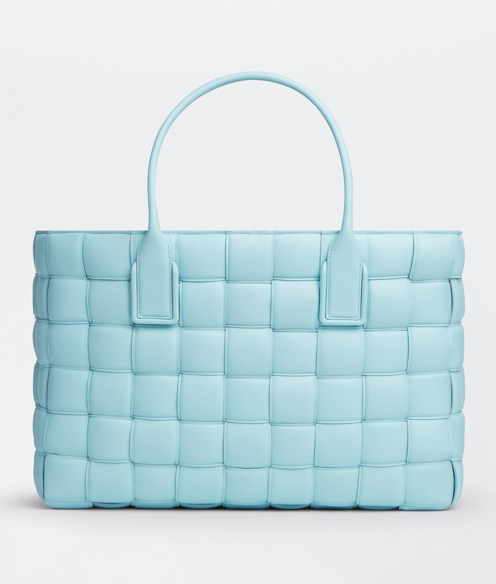 PADDED CABAT 天空藍編織手提包 $225,600 Bottega Veneta。(Bottega Veneta提供)
