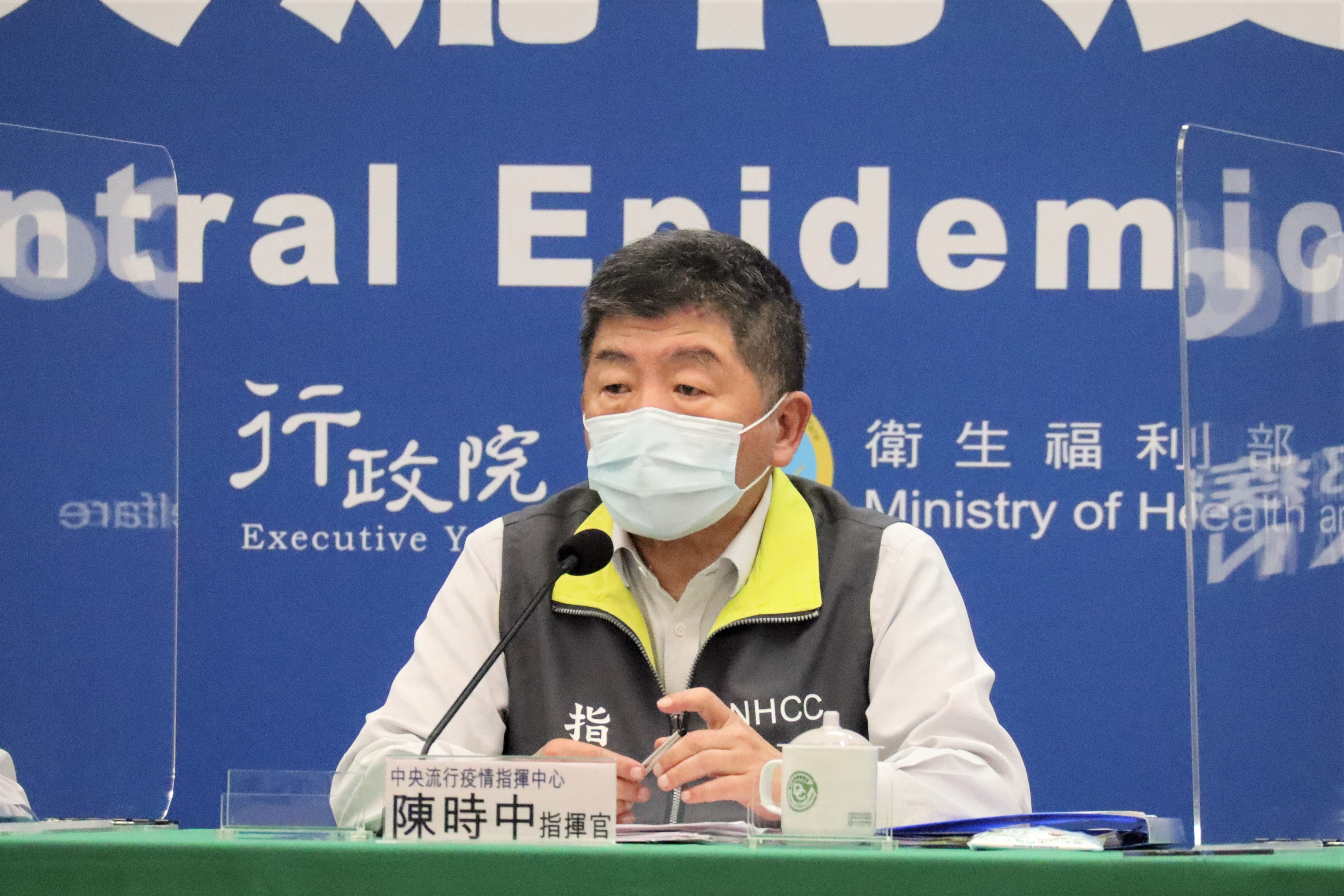 陳時中時隔12天重返疫情記者會主持，向媒體透露自己的病情。（指揮中心提供）