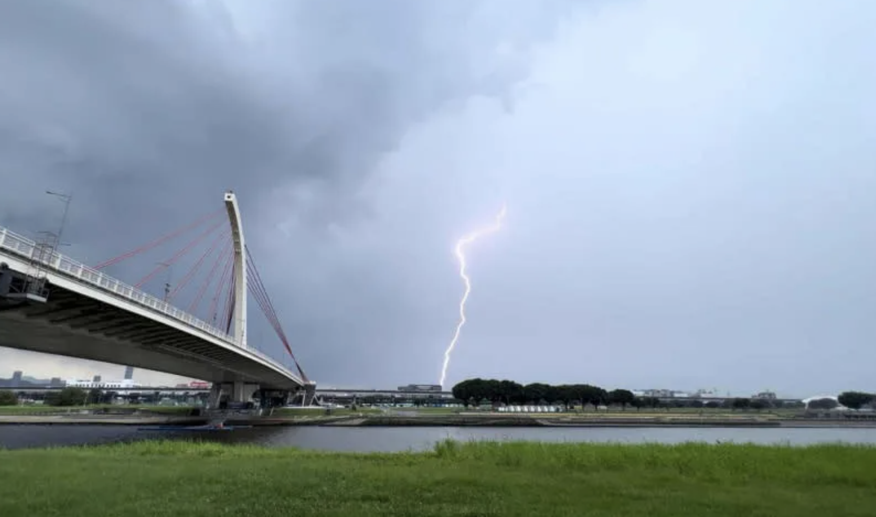 一道閃電畫過台北市天空,相當駭人。(翻攝鄭明典臉書)