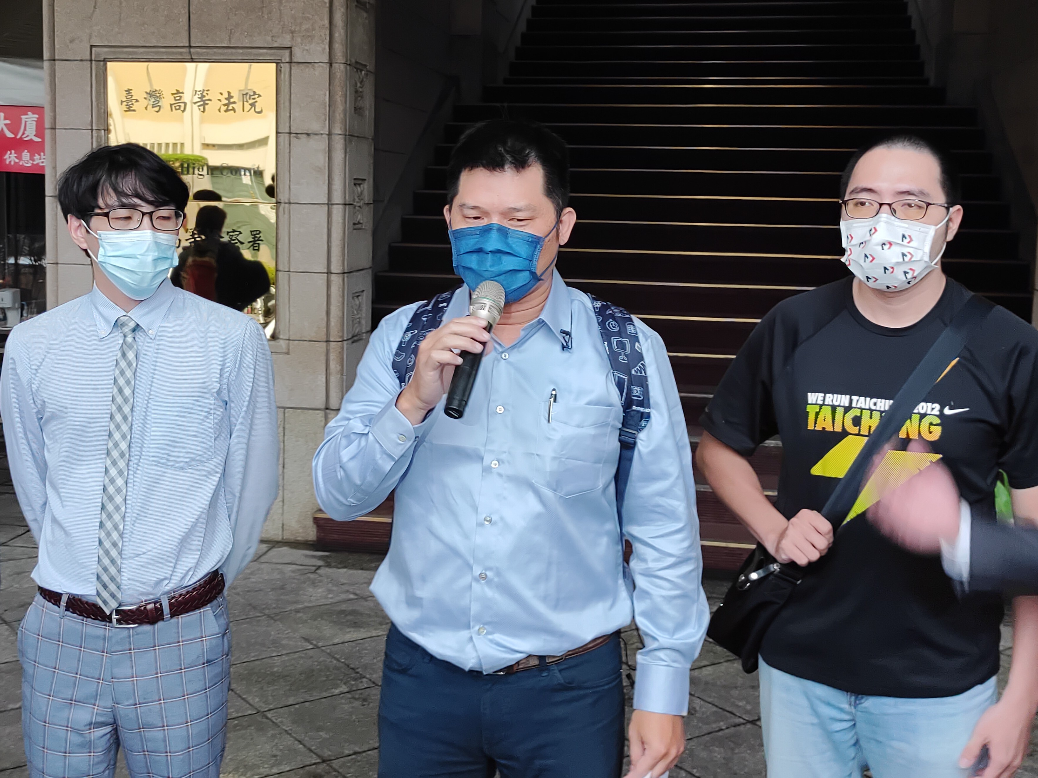 前消防員徐國堯（中）打憲法官司爭取復職失敗，他聽判後表示遺憾。