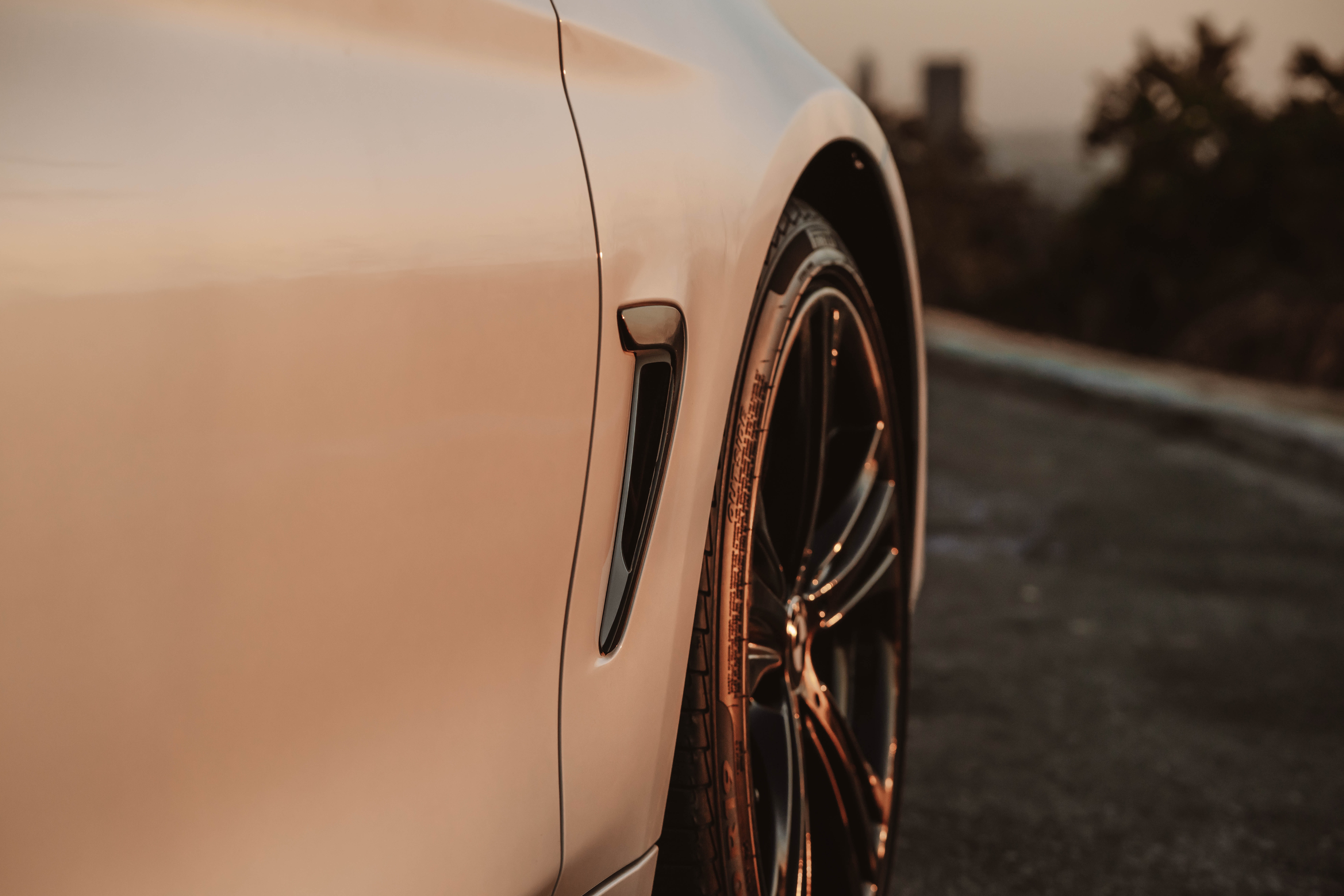 伊朗一對父母獨留4歲女兒在車內，自行前往參加喪禮，回來後發現女兒早已失去意識，最終不幸身亡。（示意圖，翻攝自pexels）