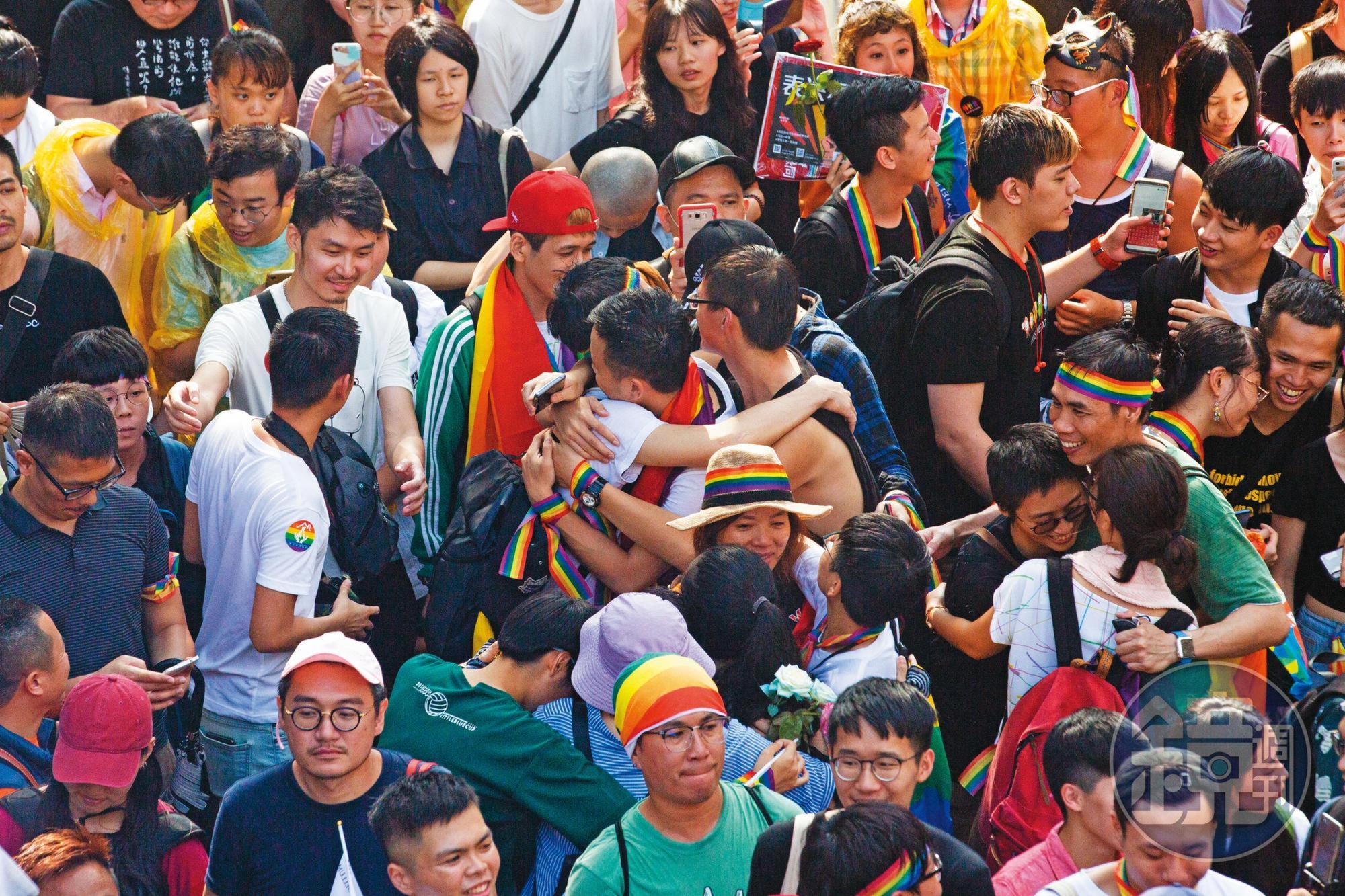 《同婚法》於3年前通過，同志團體在立法院外相擁打氣，目前同婚已獲6成民眾支持。（資料照片）