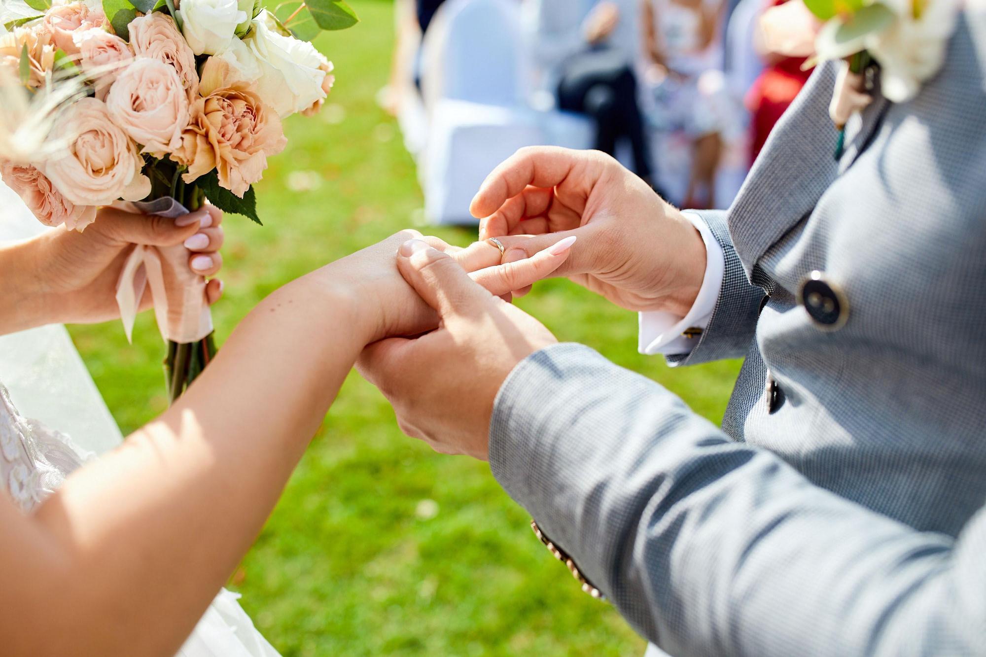 阿強與小美經親戚介紹認識結婚，阿強認為在2人婚前交往時，已向小美說出曾與男生戀愛的過去，並未隱匿同志身分。示意畫面。（東方IC）