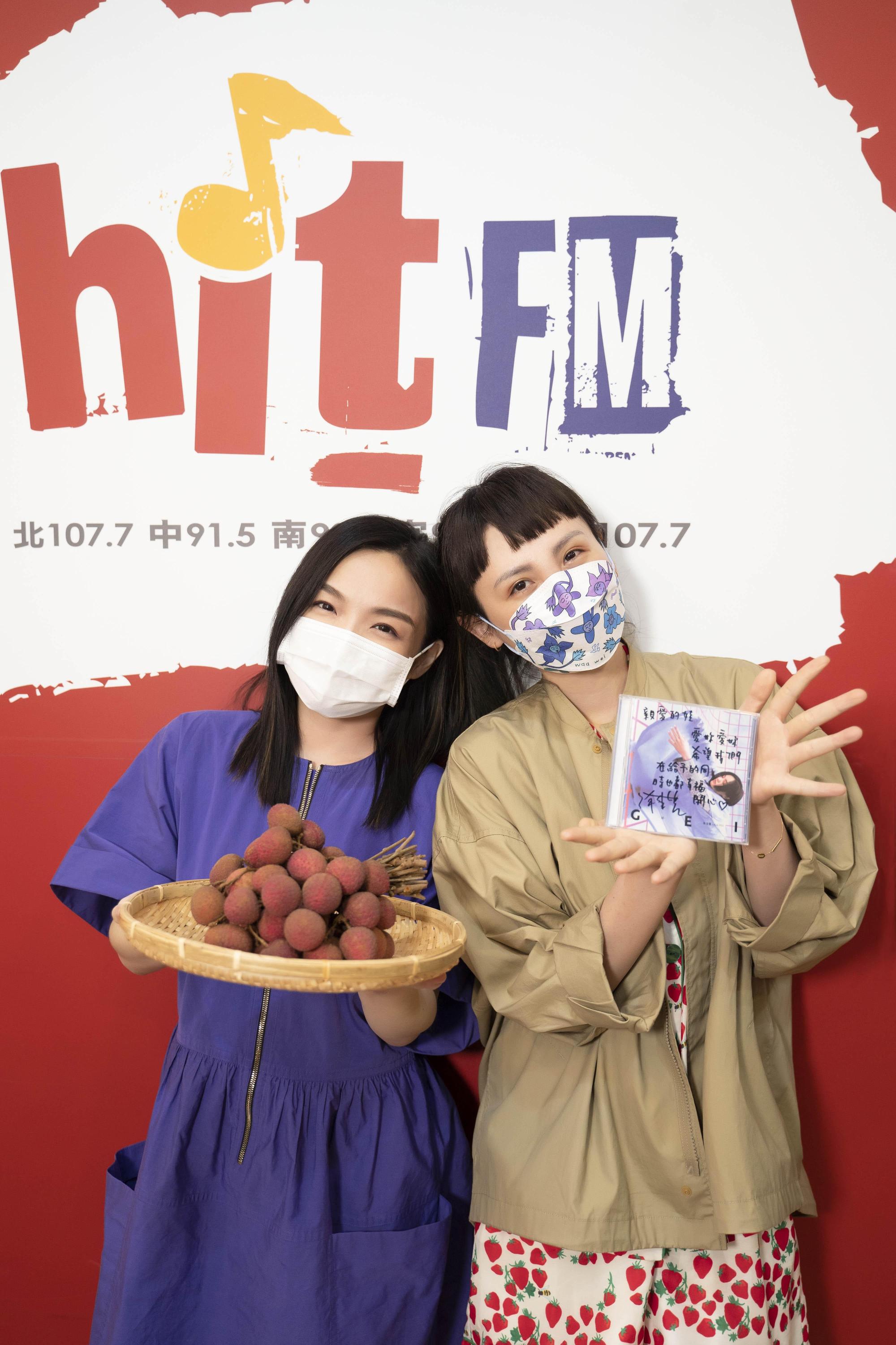 金曲歌后魏如萱（右）送荔枝給金曲歌后徐佳瑩（左），祝賀新專輯超給力！（Hit Fm提供）
