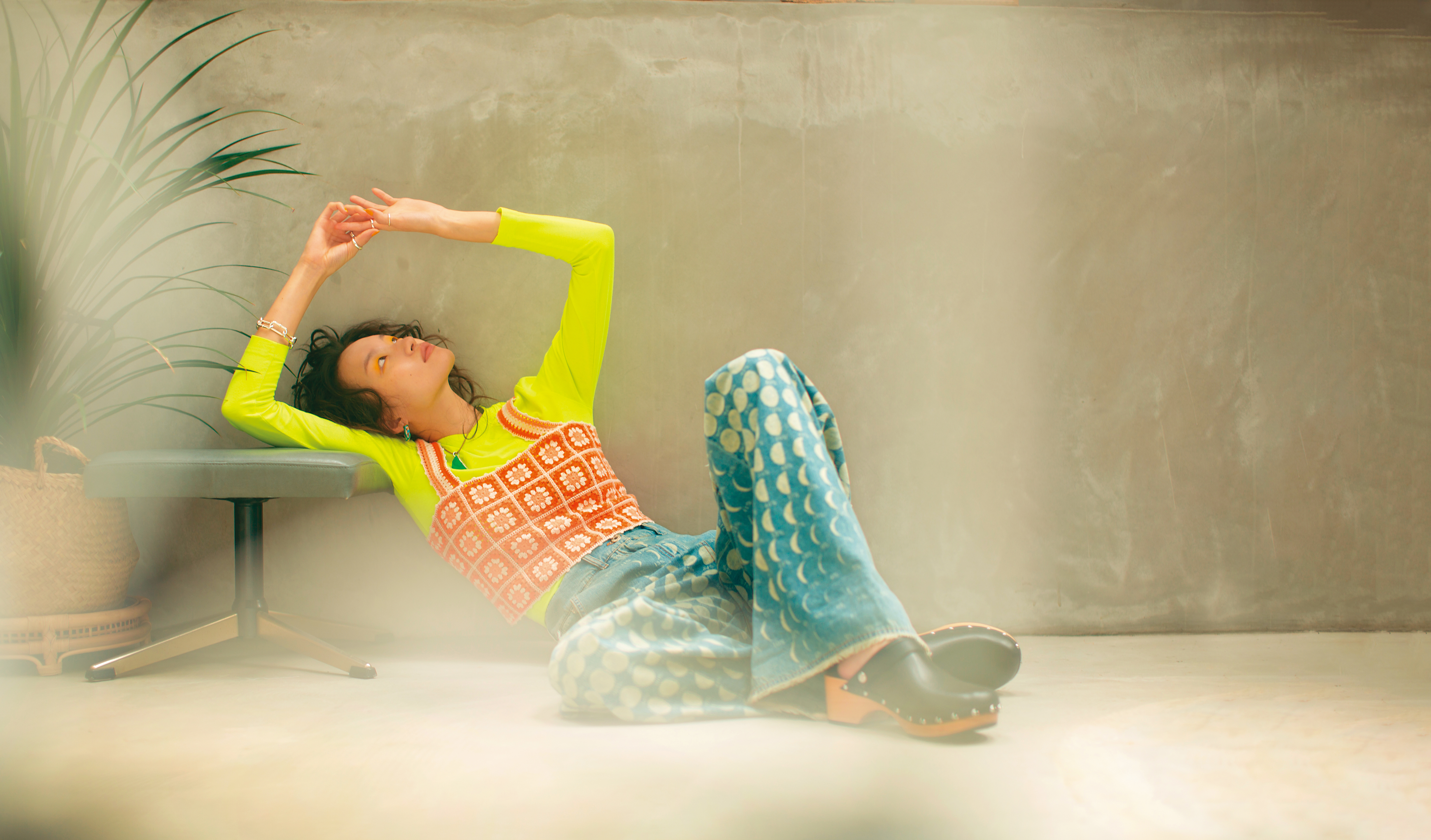 圖騰針織上衣 價格店洽 by Maje/黃色長袖緊身上衣 NT$19,500 by BALENCIAGA/丹寧月相印花工裝長褲 NT$30,000 by LOEWE/楔型拖鞋 NT$10,900 by Maje/銀色戒指套組 價格店洽 by BOTTEGA VENETA/CHAINS純銀環狀手鍊 價格店洽 by BOTTEGA VENETA/純銀鍍金混色鋯石耳環 價格店洽 by BOTTEGA VENETA/檸檬項鍊 NT$39,000 by LOEWE