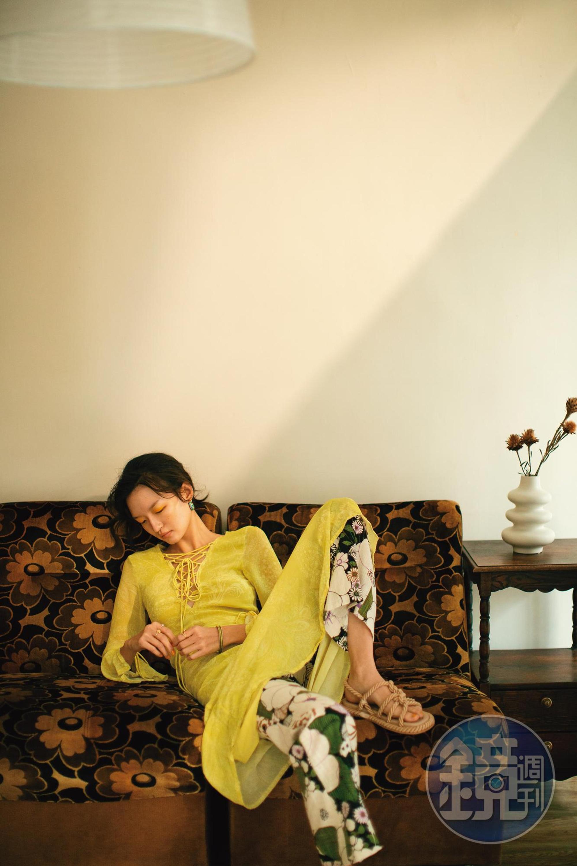 檸檬黃長洋裝 NT$1,799 by H&M/70年代印花喇叭褲 NT$8,120 by Maje/草編涼鞋 NT$799 by H&M/純銀鍍金混色鋯石耳環 價格店洽 by BOTTEGA VENETA/綠色琺瑯紋銀波浪手鐲 NT$32,000 by LOEWE/金色戒指套組 價格店洽 by H&M