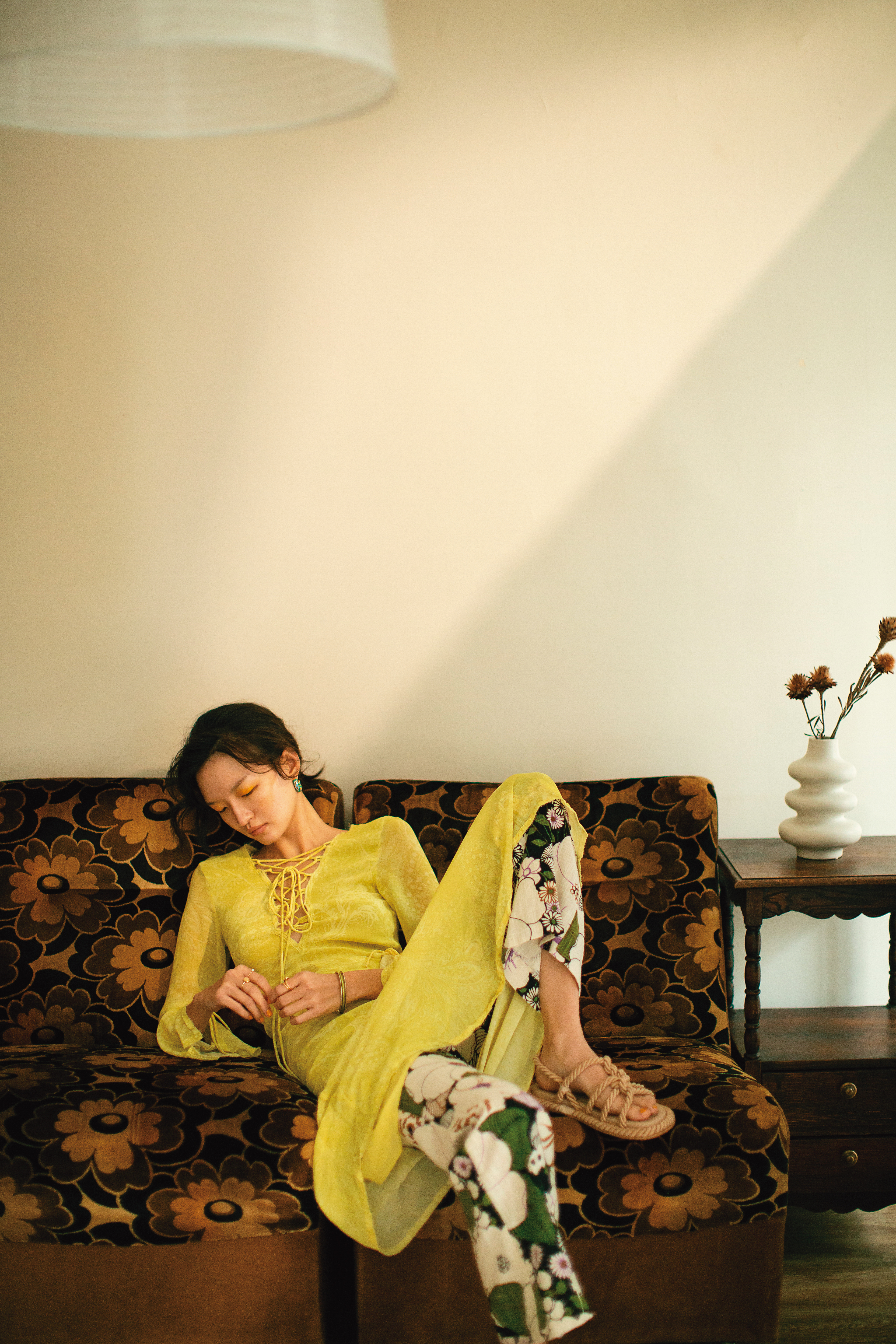 檸檬黃長洋裝 NT$1,799 by H&M/70年代印花喇叭褲 NT$8,120 by Maje/草編涼鞋 NT$799 by H&M/純銀鍍金混色鋯石耳環 價格店洽 by BOTTEGA VENETA/綠色琺瑯紋銀波浪手鐲 NT$32,000 by LOEWE/金色戒指套組 價格店洽 by H&M
