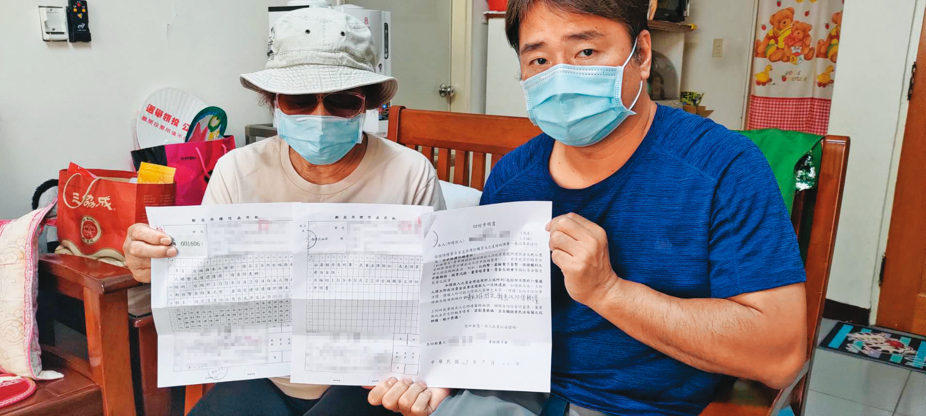 被害人A女士（左）在兒子（右）陪同下，控訴詐騙集團與資產公司聯手騙錢、騙房。