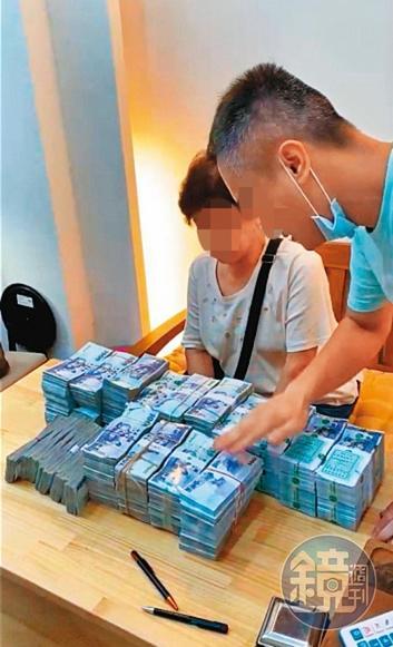 老婦B女士(左)遭同樣手法詐騙,也在同一公證人事務所清點現金。(讀者提供)
