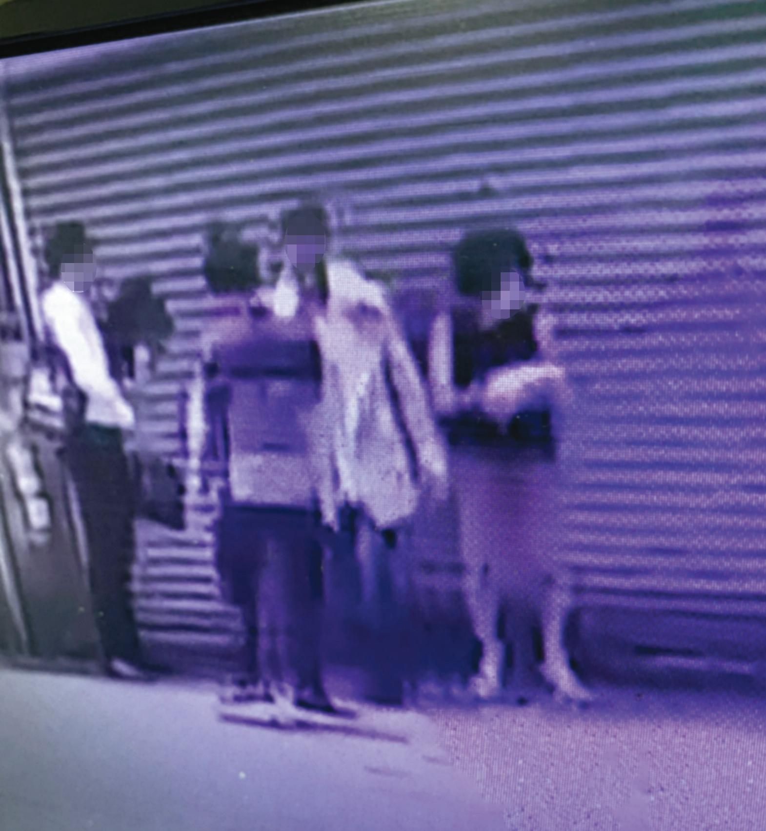 多名詐騙集團成員聚在B女士家樓下進行沙盤推演,行徑大膽、囂張。(翻攝畫面)