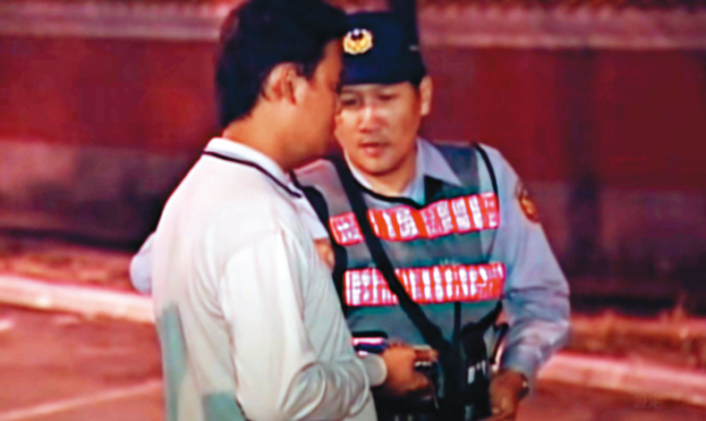 張志偉（左）到案後，被警方帶回案發現場尋找凶刀。（東森新聞提供）