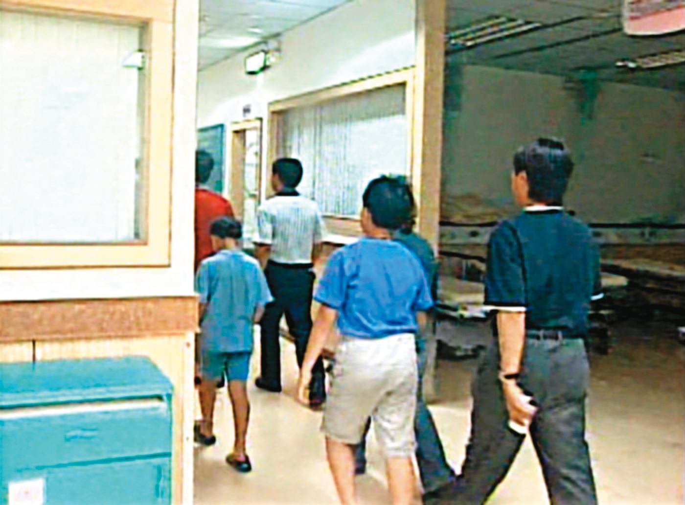 案發後,唐女送醫急救,目擊命案的友人及2名幼子也被帶往醫院等候。(東森新聞提供)