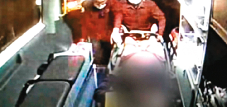  唐女遇襲後全身是血、生命垂危，被救護車送醫急救。（翻攝畫面）