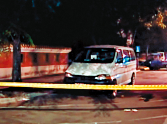 17年前，高雄左營孔廟發生一屍兩命凶殺案，警方在周邊圍起封鎖線蒐證。（東森新聞提供）
