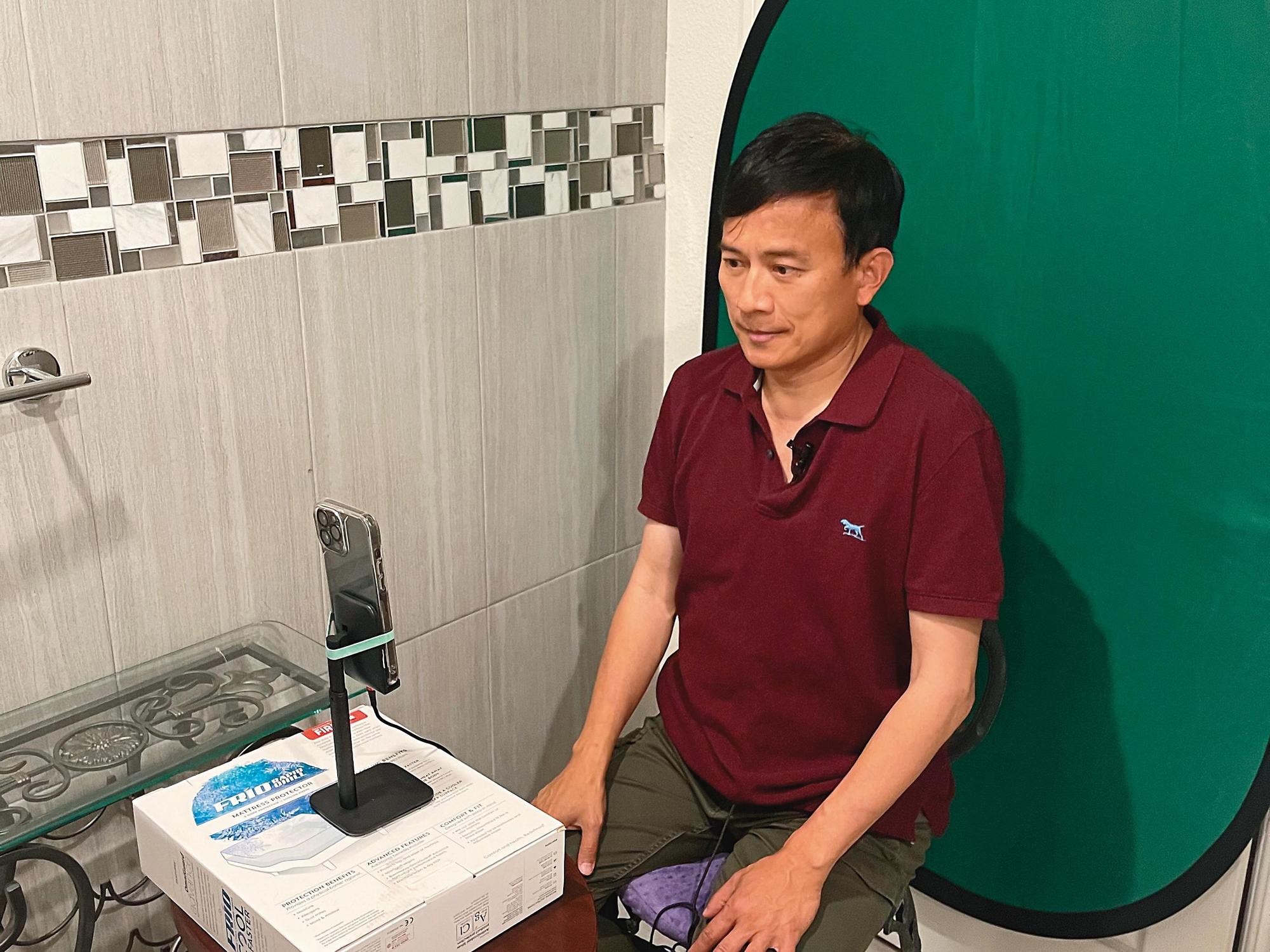 被通緝之後,彭文正稱他在美國1坪大的廁所創造YouTuber生計。(彭文正提供)