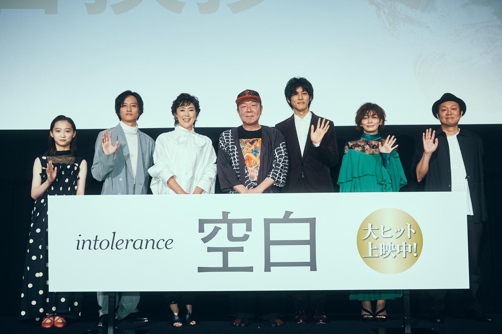 導演吉田惠輔(右)率領《空白》演員伊東蒼(左起)、藤原季節、寺島忍、古田新太、松坂桃李、田畑智子為電影造勢宣傳。(台北電影節提供)