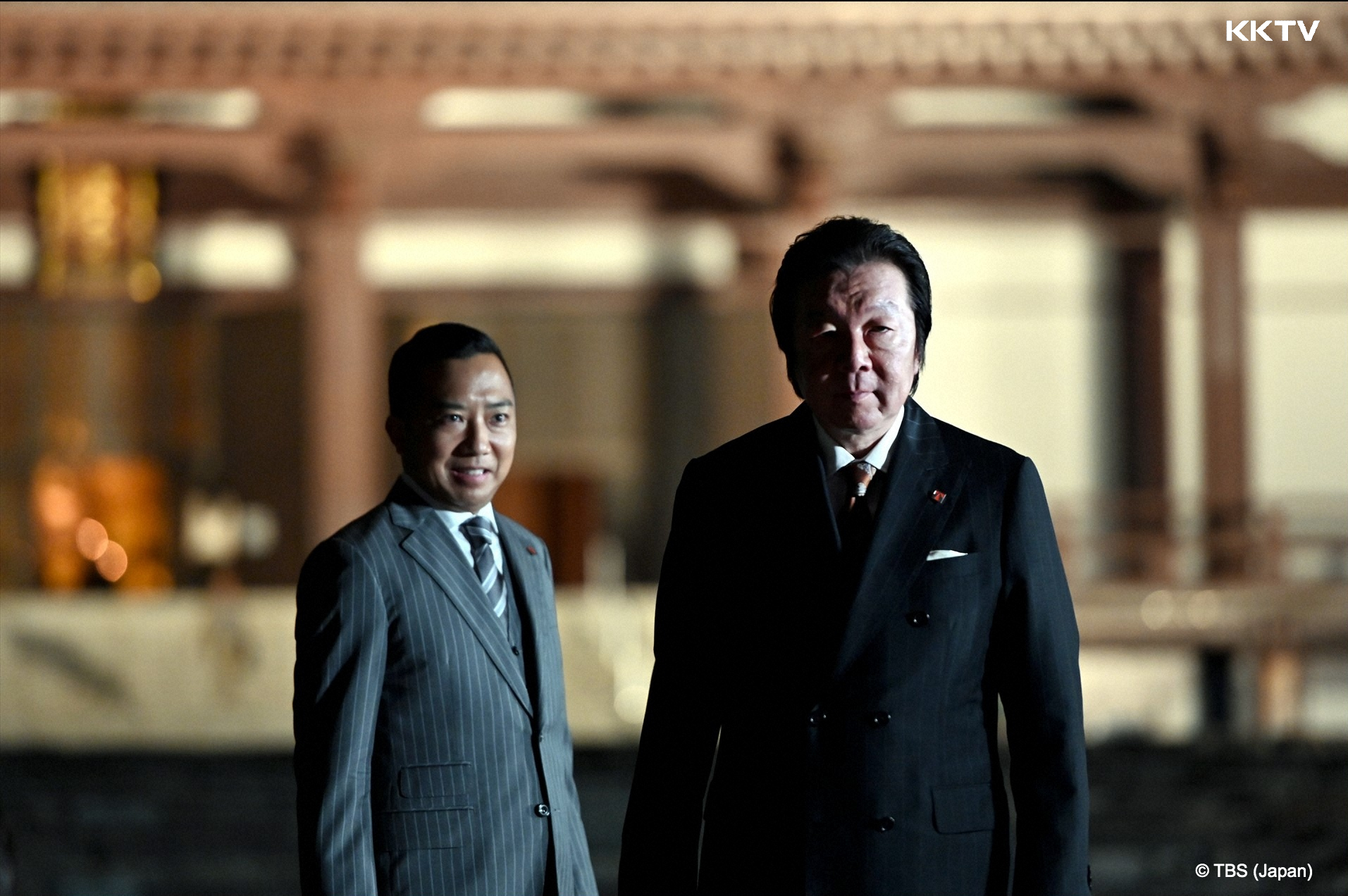 古田新太（右）在日劇《半澤直樹》續篇中飾演東京中央銀行副行長因索賄遭揭發，左為市川猿之助。（KKTV提供）