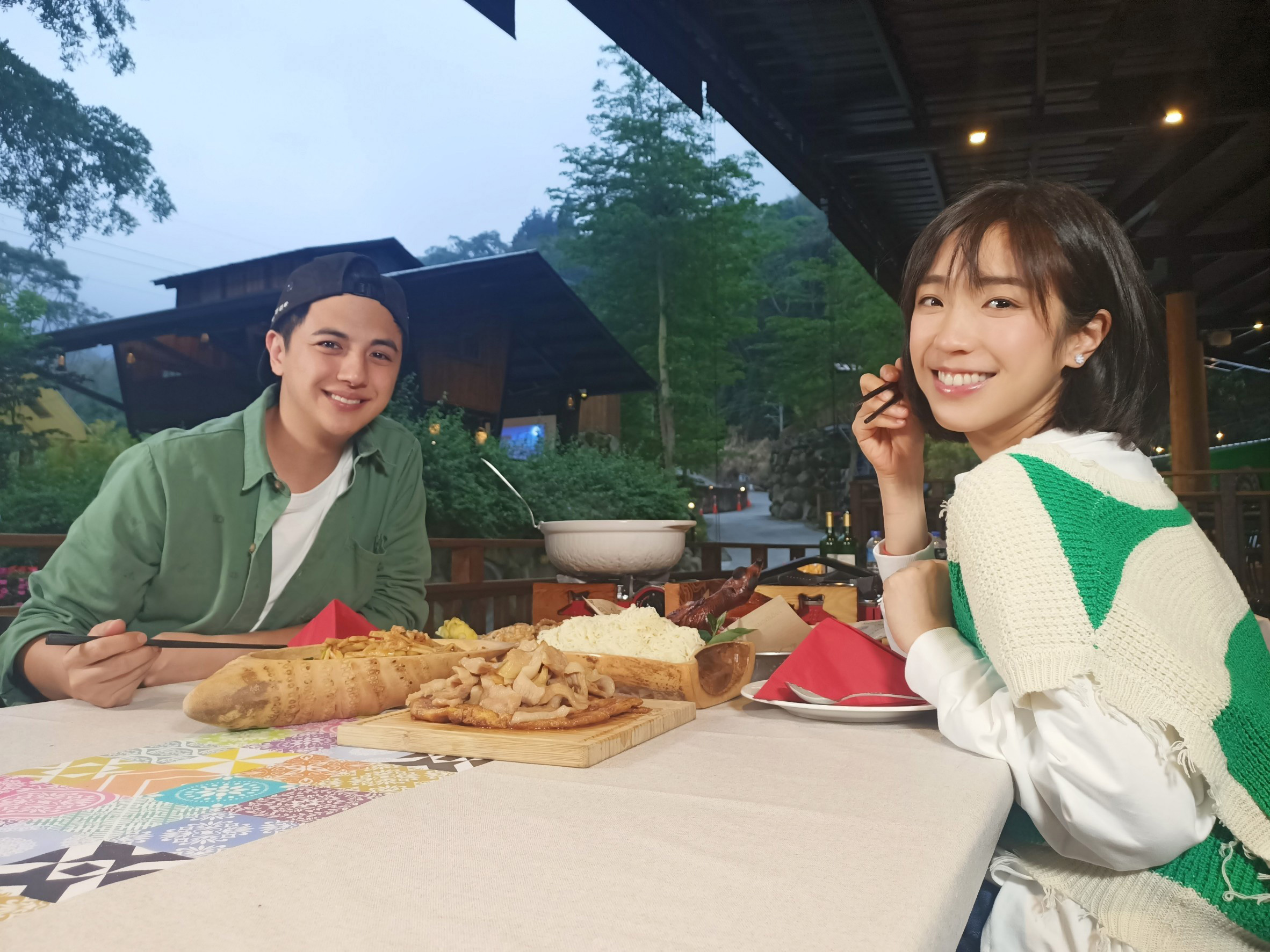 梁舒涵代班納豆，與曾子余搭擋主持外景節目。（TVBS提供）