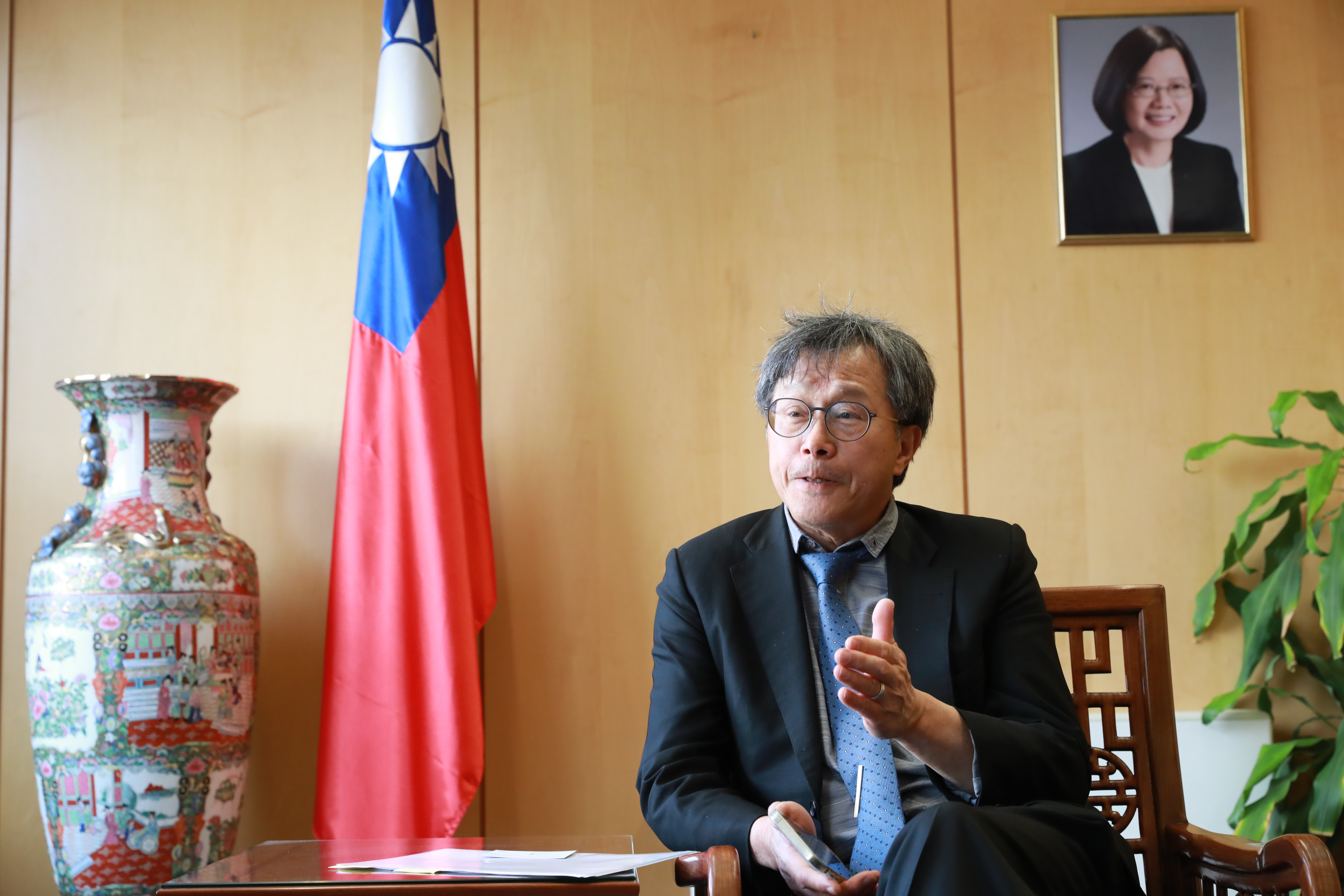 謝志偉在於柏林辦公室接受本刊專訪。