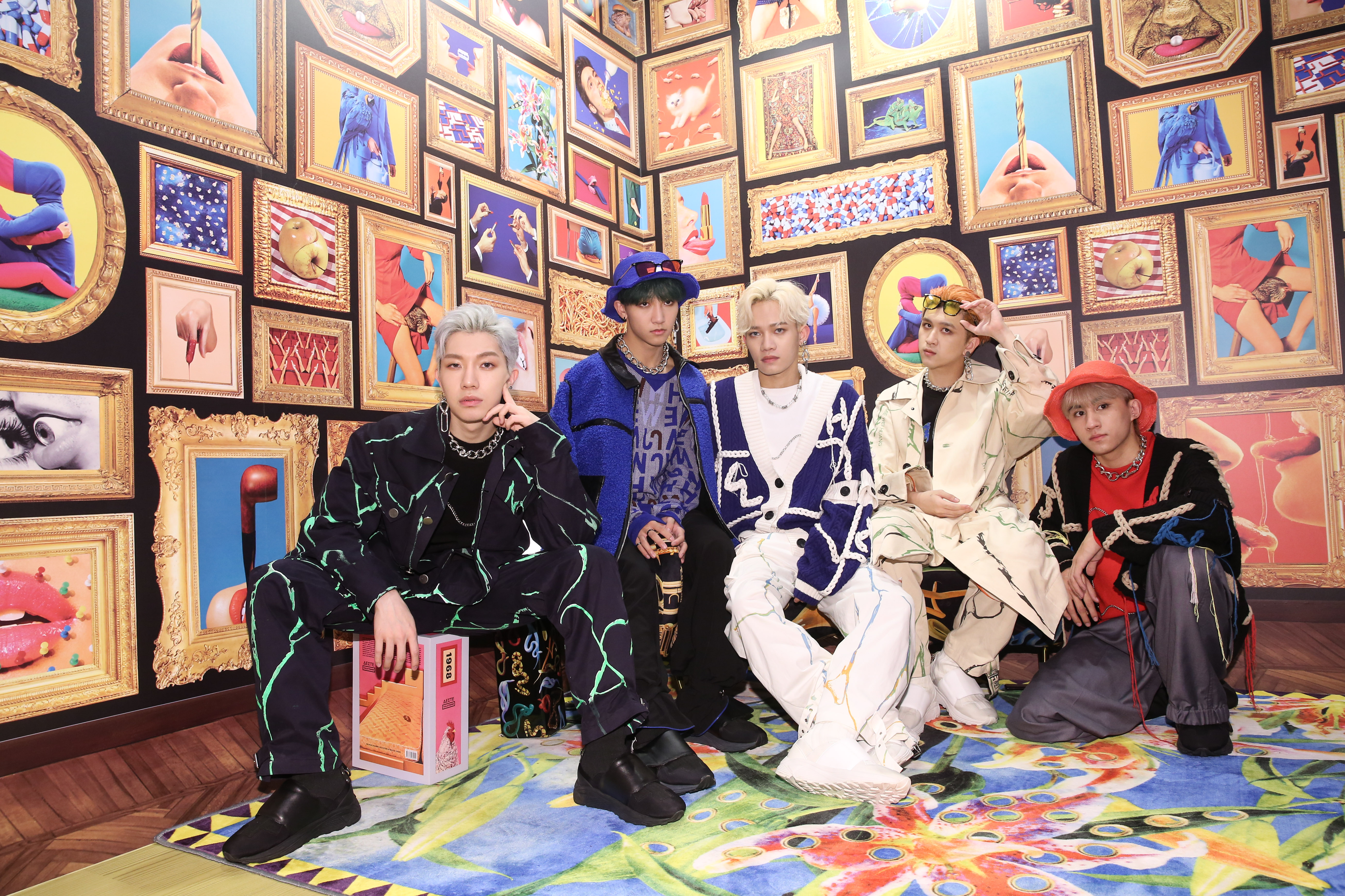 原子少年為《義大利怪美殿堂特展TOILETPAPER：The Studio 》擔任活動來賓，示範最佳拍照姿勢。（左起藍弟、小孩、蔡朕、吳昱廷與學文）