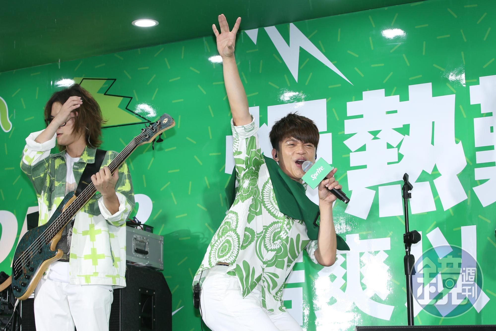 蔡阿嘎賣力開唱。