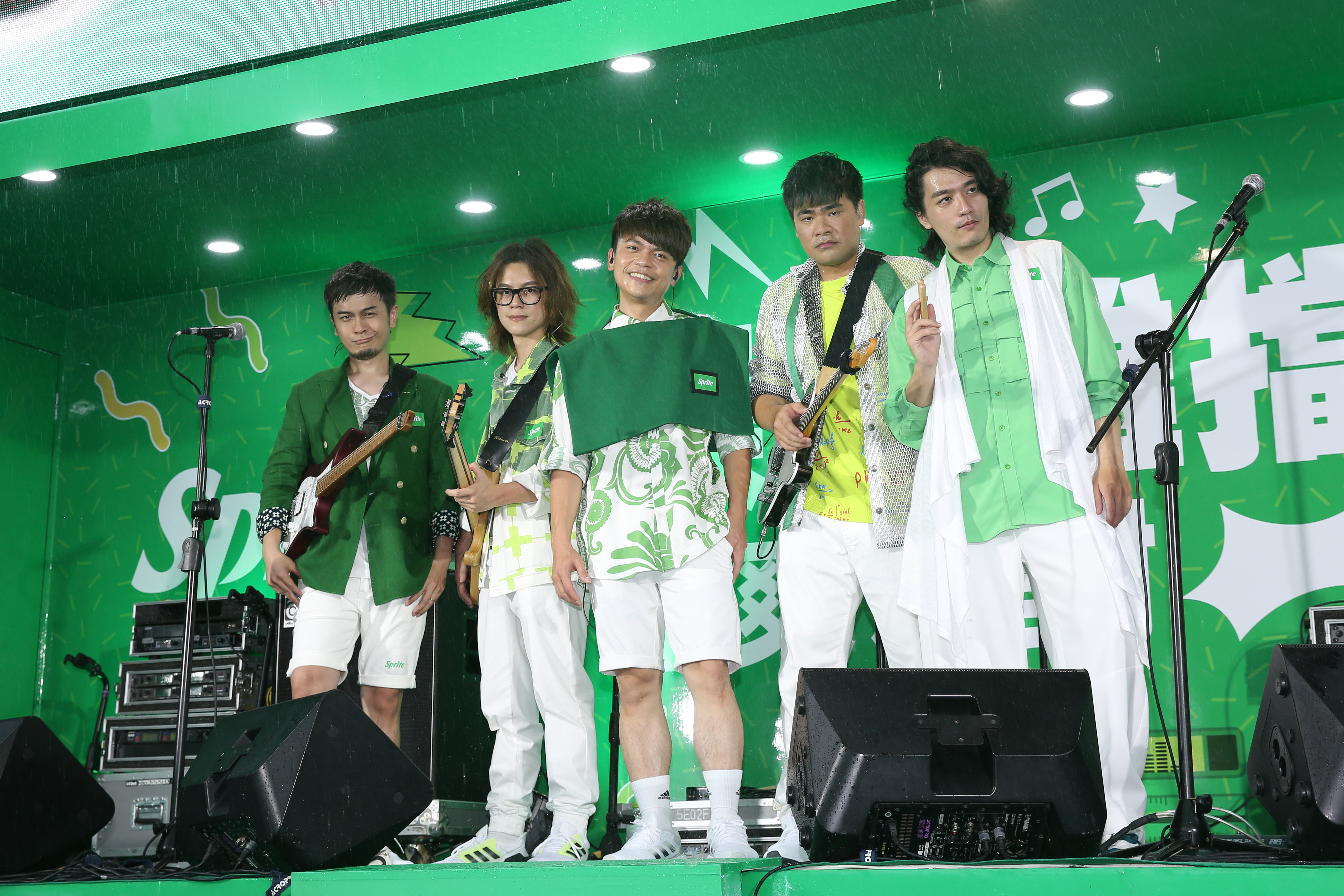 YouTuber界天團「七月半」久違的合體公開演出，高溫賣力飆歌。