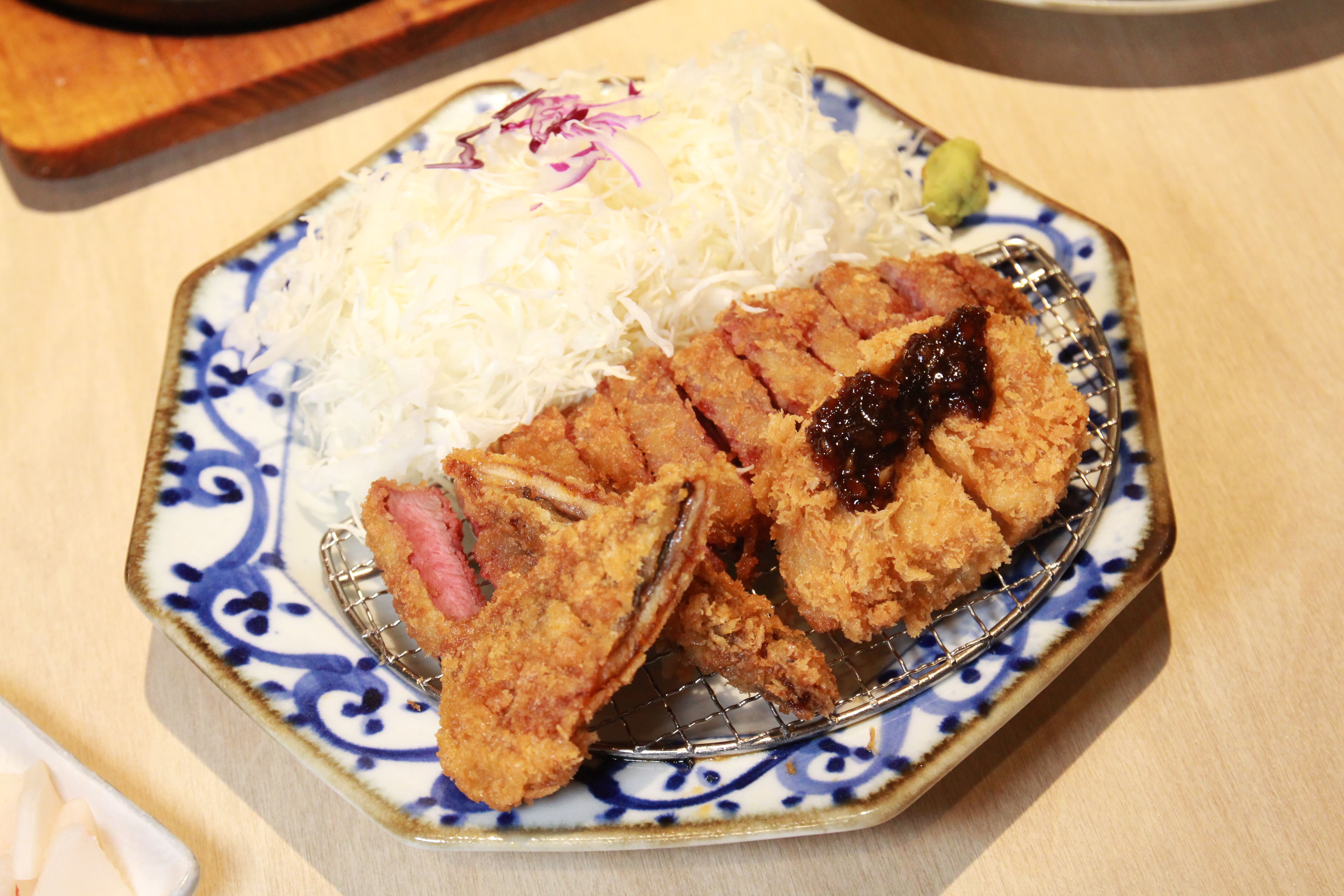 可以同步享受道地日式炸牛排與烤鰻魚的「蒲燒BBQ雙醬鰻牛」（480元／份）