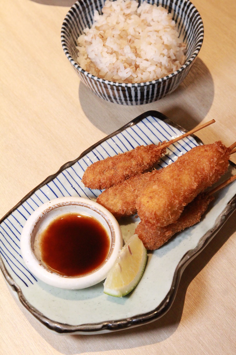「京都勝牛」的經典小品「元祖牛排炸串」金黃酥香。（100元／份）