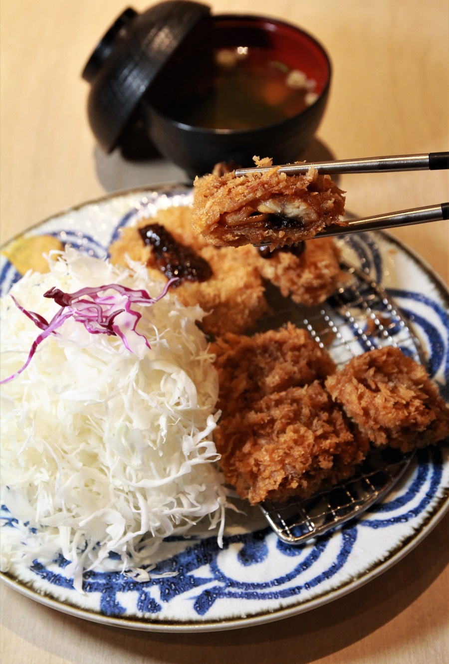 「蒲燒BBQ雙醬鰻豬」中搭配鰻魚的是肉質軟嫩腰內豬排。（440元／份）
