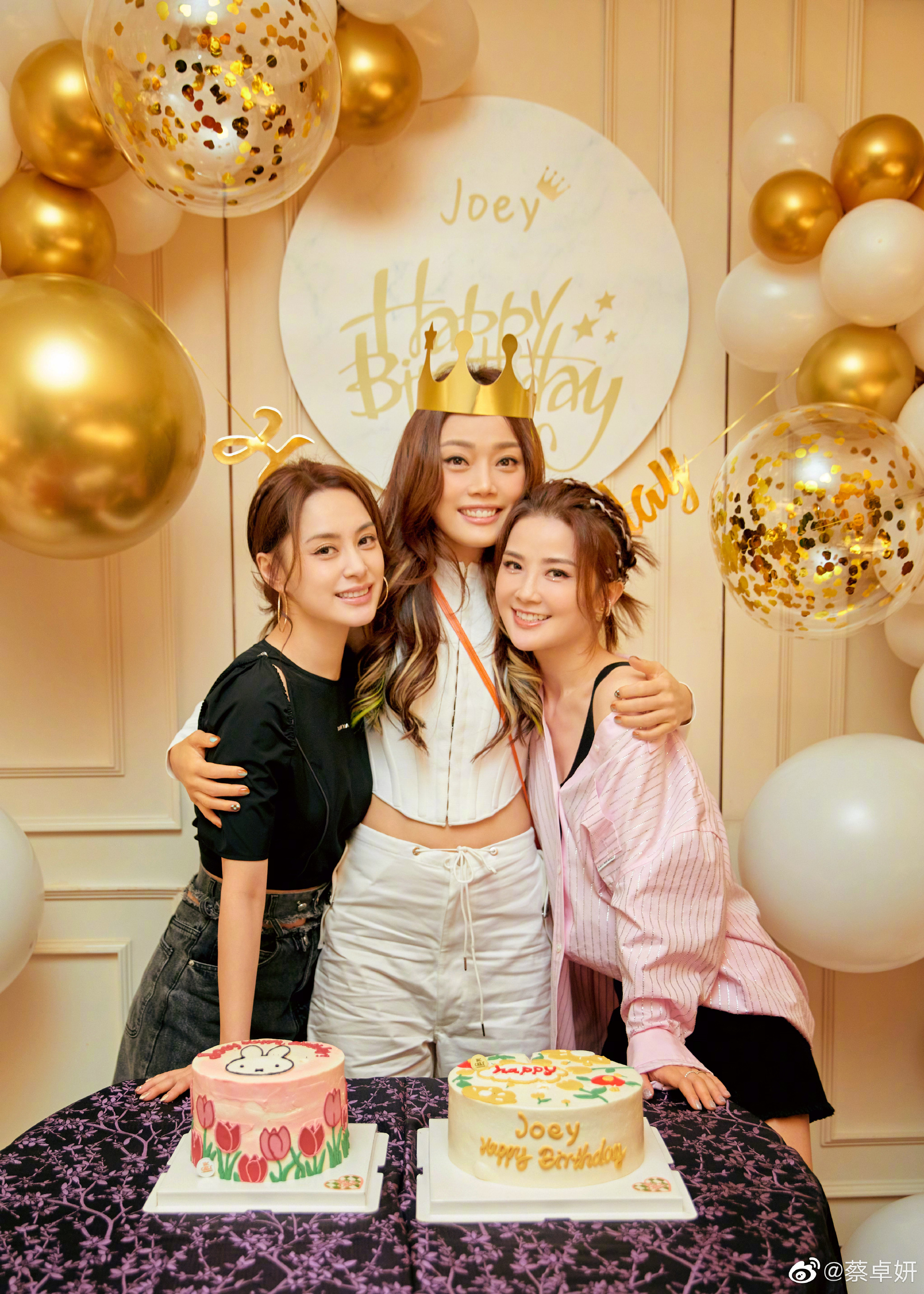 阿Sa、阿嬌及好姐妹容祖兒還一起主持了一個綜藝《因為是朋友呀》,但怎敵得上兩人在舞台上合作有看頭。(蔡卓妍微博)