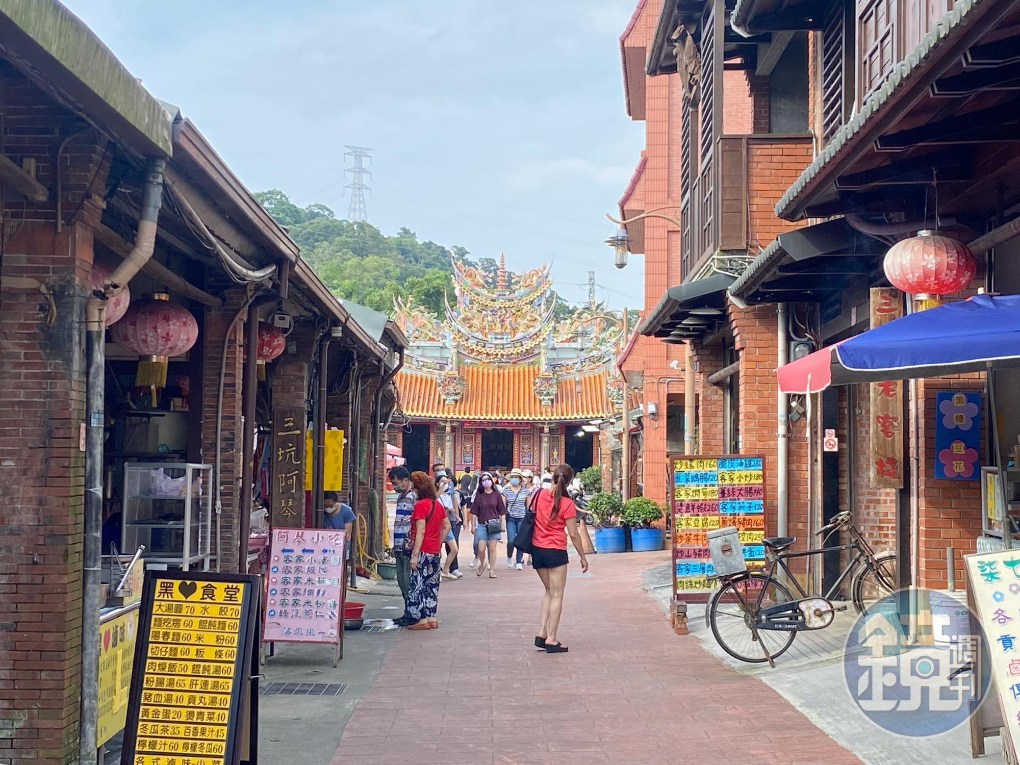 三坑老街假日遊客絡繹不絕，許多店家僅在週末營業。