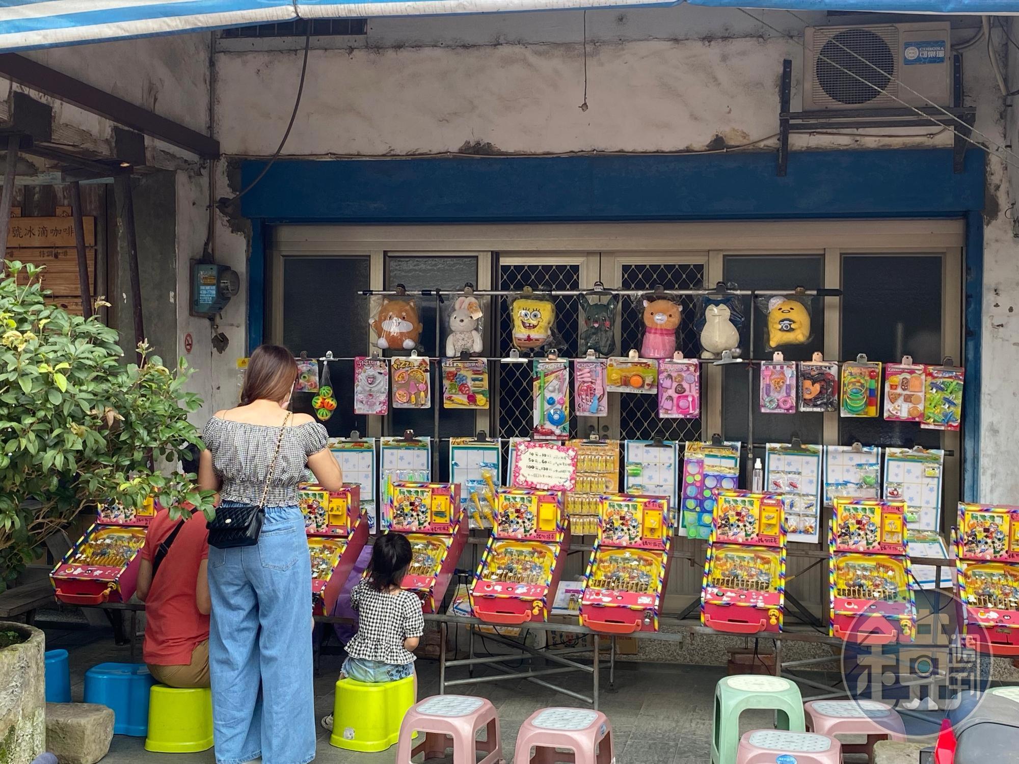 老街上復古的彈珠台攤商。