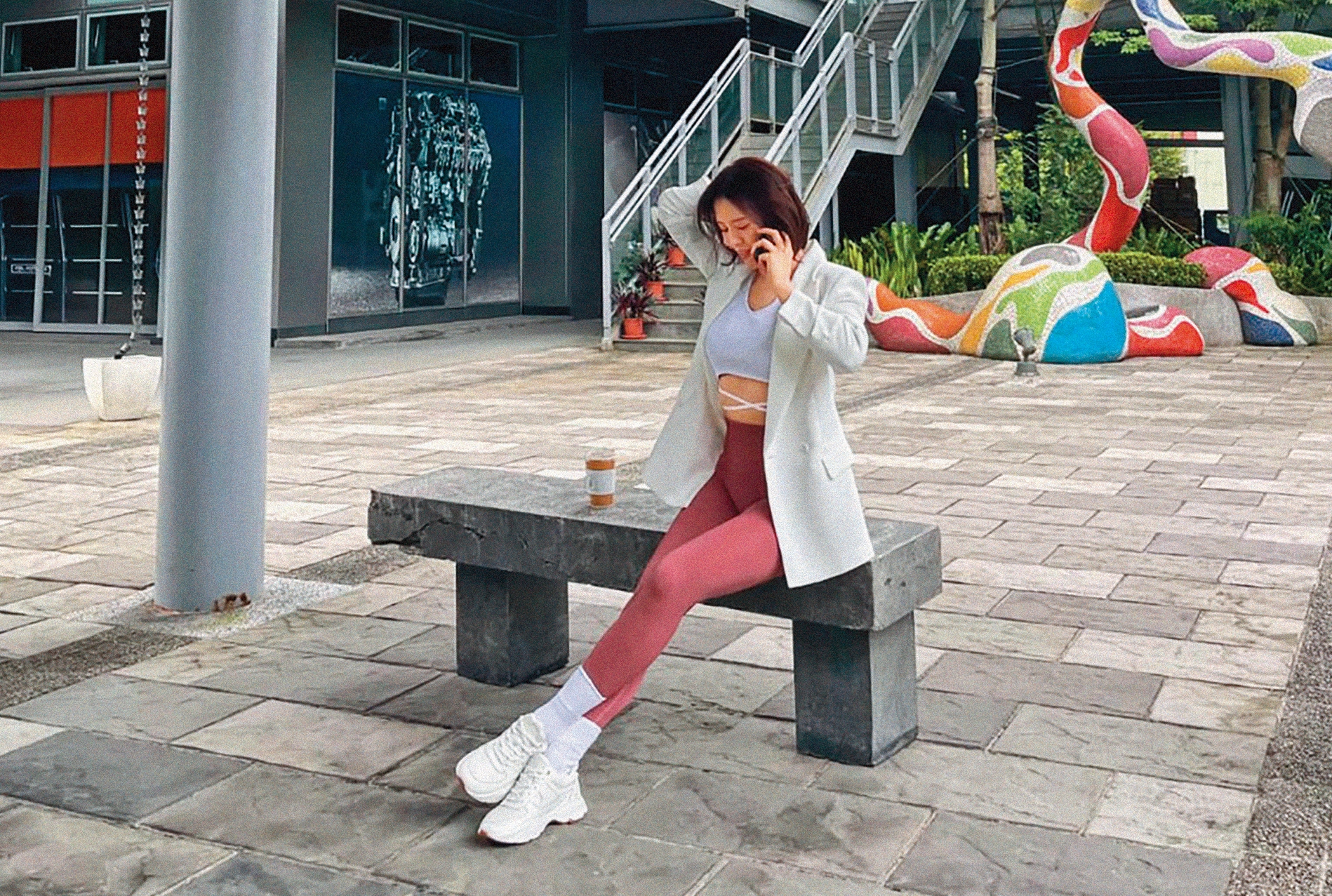 6月14日下午，劉品言現身新北市汐止拍廣告，中途空檔她穿著中空裝出來，坐在廣場椅子上不停講電話，姿態風情萬千。（讀者提供）